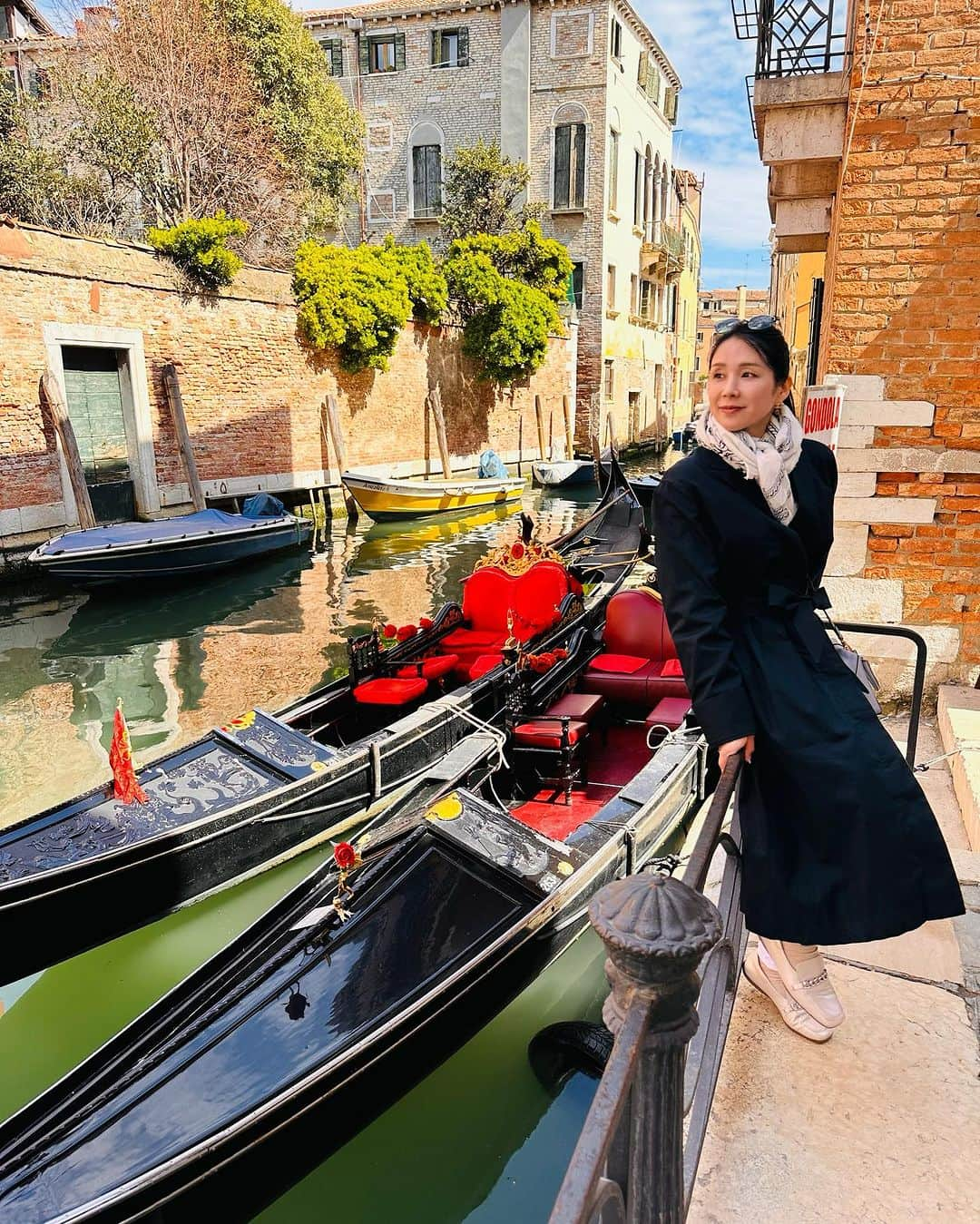 紙本真琴さんのインスタグラム写真 - (紙本真琴Instagram)「ヴェネツィアでも沢山食べて飲んだ 笑  教会前の広場では🌹を売る商人さんがいて、いつの間にかパグちゃんが薔薇を握ってて  え？って思ったらお金を払ってくれ、とせがまれててビックリした〜  辺りを見回すと薔薇を持ってる異国と思われる方々が結構いて  魔法のように薔薇を持たせる商人の俊敏な手法に笑ってしまった！  ヴェネツィアで久しぶりの新鮮な海鮮を食べれて幸せだったな🦪🦐🦑  ヴェネツィア写真、整理したけど、まだあるので続きます♪  備忘録にお付き合い頂き、ありがとうございますー🙏  #イタリア #italy #ヴェネツィア #Venezia #イタリア旅行 #更年期夫婦 #更年期は幸年期 #幸年期の過ごし方 #イタリア好き #アペロール #aperol #51歳」7月26日 9時32分 - macoto.kamimoto