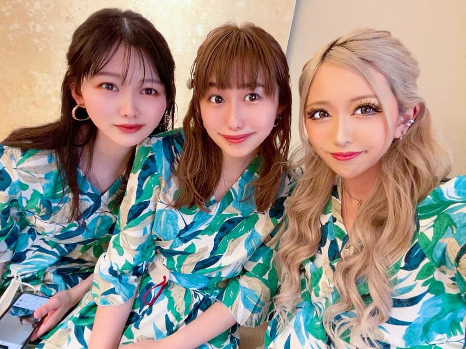 のインスタグラム：「🩵 🩵 🩵 おはようございますすいよーび🌞☁️ たまには朝投稿してみたり…🤫💡 いっぱい寝たら元気になた➰🔝🌈✨ . なるちゃんの結婚式💒大号泣して 牧師さんに笑われてた3人は この人たちです💞👩‍👩‍👧笑 . 泣くとはわかってたけどあんな号泣するとは 思わなかったわたし😂😂ww お揃いのヘアセットはのっちがやってくれた😘 . 前々から何しようってサプライズ 考えたり準備したり楽しかったな🎂💐 4こ1大好きすぎるദി ᷇ᵕ ᷆ )💕 . お揃いのワンピースもギリギリまで 決まらなくて諦めそうになったし 旅行中も笑いしかなかった🤣🤣🫶🏽 . はやくまた旅行に行きたい✈️🌺 どんどん私だけ婚期遠ざかってる 気がするけど元気に生きてくね👩🏽‍🦰🫧笑 . . #シェラトン沖縄サンマリーナリゾート  #シェラトン沖縄  #シェラトン沖縄サンマリーナホテル  #シェラトン  #シェラトン花嫁  #沖縄  #沖縄旅行  #女子旅  #女子旅行  #タビジョ  #旅行好き女子  #沖縄挙式  #結婚式  #結婚おめでとう  #結婚式コーデ  #結婚パーティー  #かりゆしウェディング  #かりゆしウェア  #リゾートウェディング  #リゾートウエディング  #リゾート挙式  #リゾートホテル  #ホテル女子会  #ぎゃる #ギャル  #okinawa  #wedding  #weddingdress  #bff❤️」
