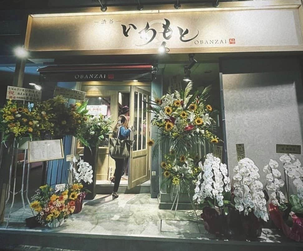 岩本知世さんのインスタグラム写真 - (岩本知世Instagram)「おばんざい屋いわもと渋谷店はあとわずかです💐 1周年記念✨8月から広尾に移転です🍶 　 最初の場所が路面店でこんなにも一等地で出来たことが本当に誇りです🍲 . 0からスタートした場所であり、思い出も沢山🥹 何よりいわもとスタッフとの愛情が詰まった場所でした🍶 暖簾をかけるのも、あと3日か〜と思うと皆でジーンときてます😂 沢山のボトルキープとお客様と スタッフとの思い出が詰まった場所🥺❤️ . 渋谷勤めの方、近所の方 少し離れてはしまいますが、また広尾店にも来てください〜✨🍶 . 広尾店は個室のみカラオケも付いてます🫣 バージョンアップしてますので 是非お待ちしております✨  　　 #おばんざい屋 #おばんざい屋いわもと#おばんざい居酒屋 #カウンター席#女将のいる店 #女将の気まぐれおばんざい#ダイエット食#広尾 #広尾おばんざい #移転報告#移転#南麻布」7月26日 9時28分 - tomoyo_0605