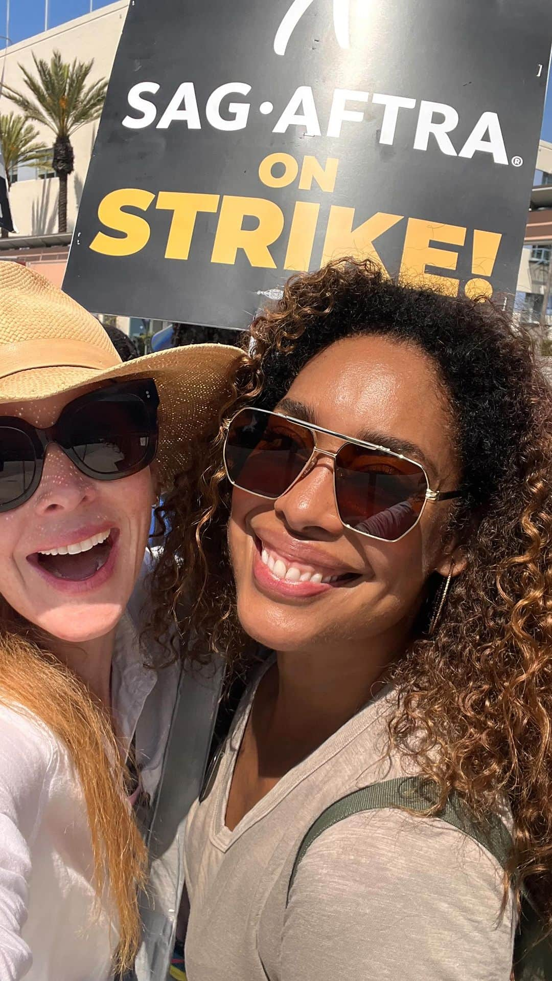 サラ・ラファティのインスタグラム：「Reunited with my @iamginatorres on the picket line. There was a lot of kissing. And I will keep meeting her and kissing her on the picket line until we get a fair deal for all our @sagaftra (and @wgaeast @wgawest) brothers and sisters. Even though I chose to post the lighthearted bits…make no mistake, this is a fight for the dignity and future of our industry, the right to make a decent wage that is commensurate with our value to the business, the right to participate in the success of our work (I’m looking at you streamers who buy out our residuals and exclusively hold us for YEARS between seasons), the right to care for our families by earning enough to have health coverage (again with the erasure of residuals and ever shorter seasons and longer contractual holds keeping us hostage without the freedom to seek other work), and the right to create a path forward for future generations (how ‘bout when actors are “relocated”, even tho you know we can’t relocate full time to Canada for example, we simply receive adequate financial support in temporarily moving our lives abroad, and reasonable guard rails against a future where our work and likeness is fed to AI and used without consent and compensation). Our solidarity is stronger than their corporate greed. #unionstrong #sagaftra」