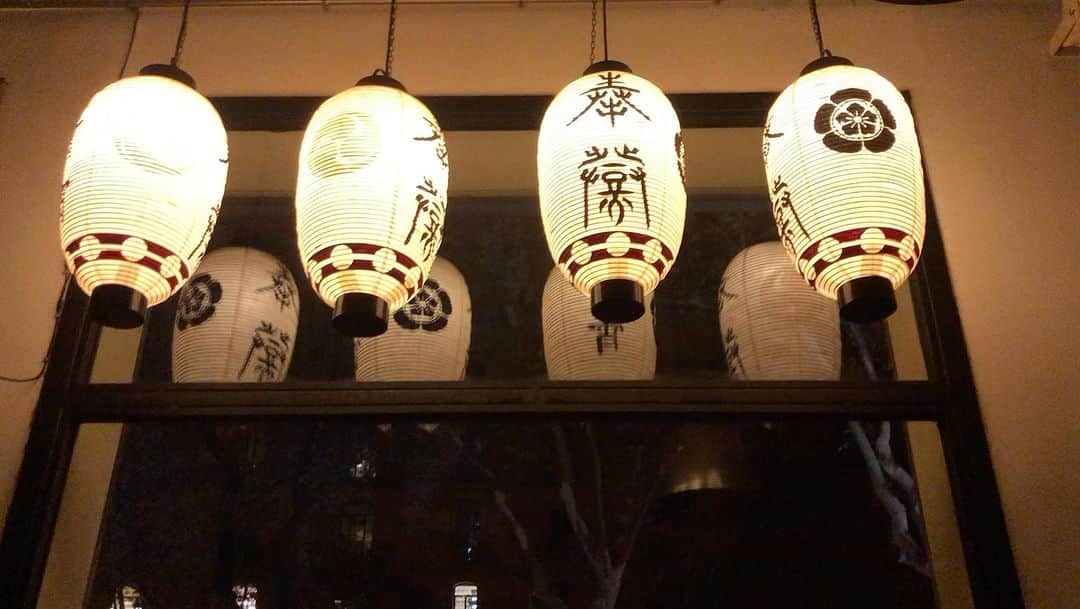 石塚啓次のインスタグラム：「夜中2時店到着！幡ヶ谷のホテル出てから26時間後！ やっぱりダメダメスペイン着いて1秒で問題発覚だらけ！絶対の絶対の絶対に7/24までに10年間使ってる信用あるインド人チームに大掃除頼んでたのに仕上がってなかった、、、 取ってはいけないコンセント2個取って捨ててた！ インターネットがつながらなくなってる！ 使うな言ってた宵宵の掃除用具むっちゃ使ってる！  アイツら説教プラス減俸やな！ あともう一個は可愛い話やけど荷物1個飛行機乗ってなかった、、、明太子など用冷蔵庫食品多数あり、、、、  やっぱスペインはスペインやった、、、残念、、、 数時間寝てから早速怒り散らしてやります！ 押忍押忍！  #石塚啓次 #YouTube #宵宵祇園  #yoiyoigion  #ブエナビスタデポルテ #buenavistadeporte #バルセロナ」