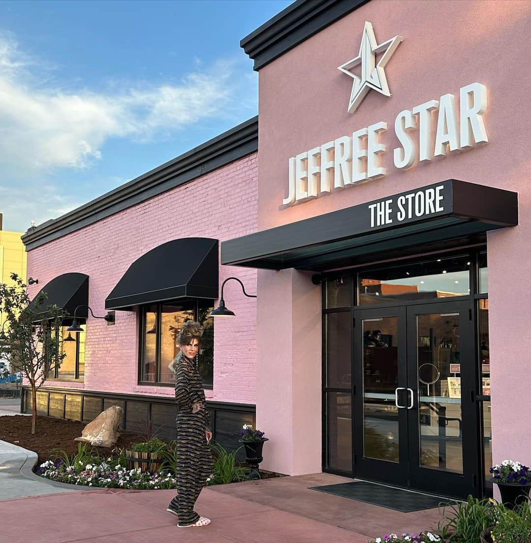 Jeffree Star Cosmeticsのインスタグラム：「OH HIIII, HOW ARE YA?! 💄 Our first ever retail store has been open for 12 days now and we have been so busy and overwhelmed in the best way possible!! We apologize for the lack of posts, and are officially back! ⭐️ We are beyond grateful for the thousands of customers we have already served 🙏🏻 This new chapter has been truly amazing! The store has exclusives only available when you visit our beautiful small town of Casper, Wyoming 🤠   STORE HOURS: We are open 7 days a week - 10AM-8PM 🎉」