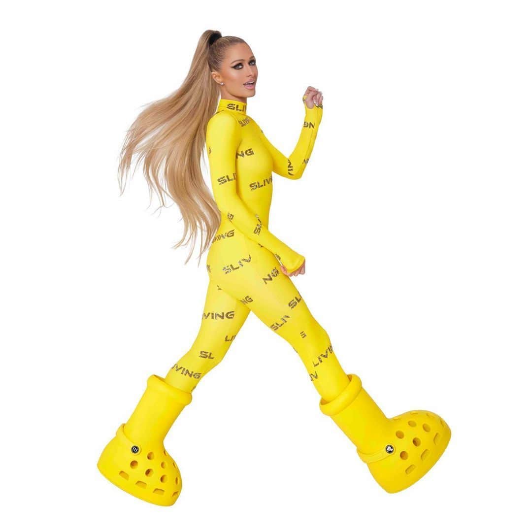 Nylon Magazineのインスタグラム：「If Big Bird could slive. 😌   #ParisHilton wearing the Big Yellow Boot for #MSCHF x #Crocs.  Link in bio.」