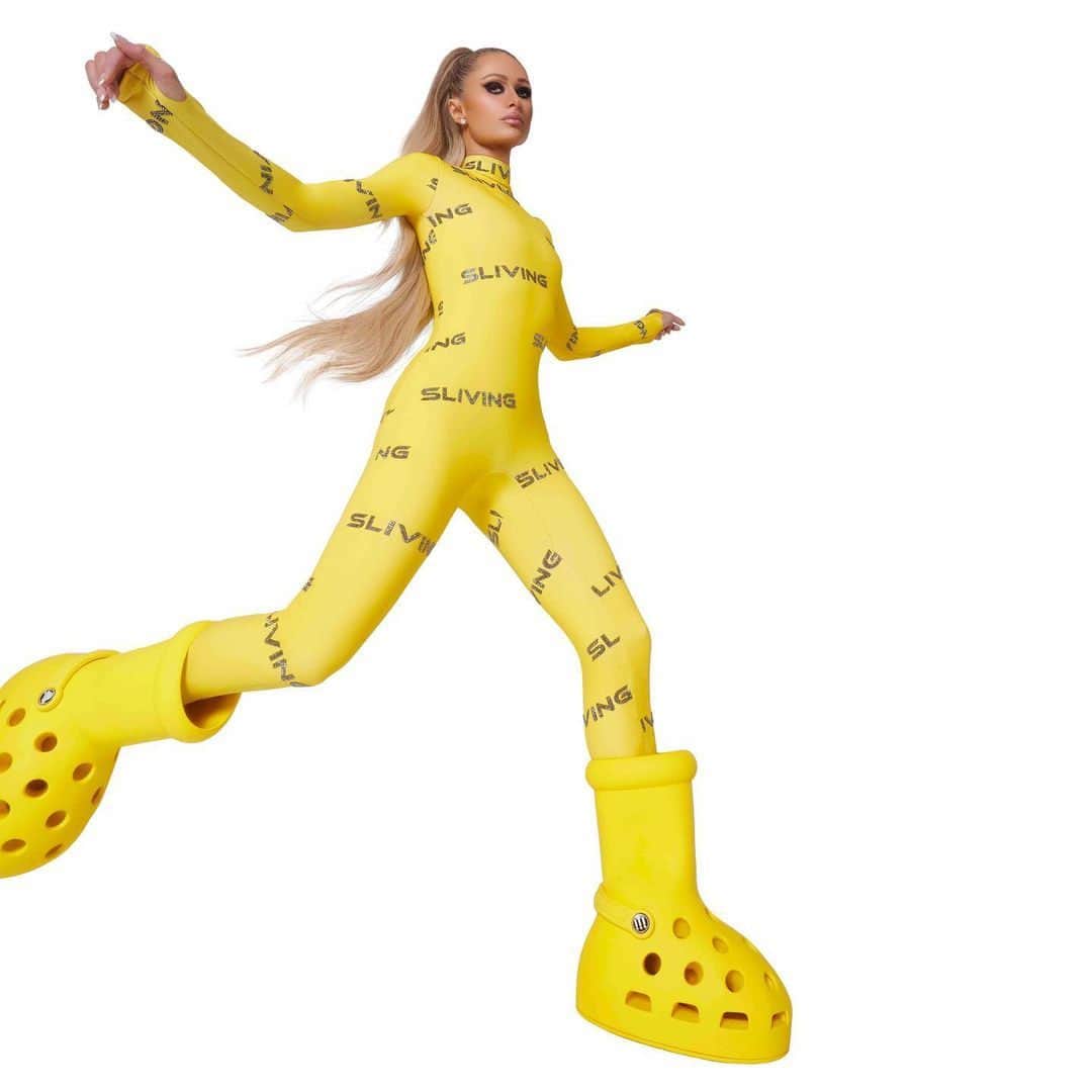 Nylon Magazineさんのインスタグラム写真 - (Nylon MagazineInstagram)「If Big Bird could slive. 😌   #ParisHilton wearing the Big Yellow Boot for #MSCHF x #Crocs.  Link in bio.」7月26日 4時28分 - nylonmag