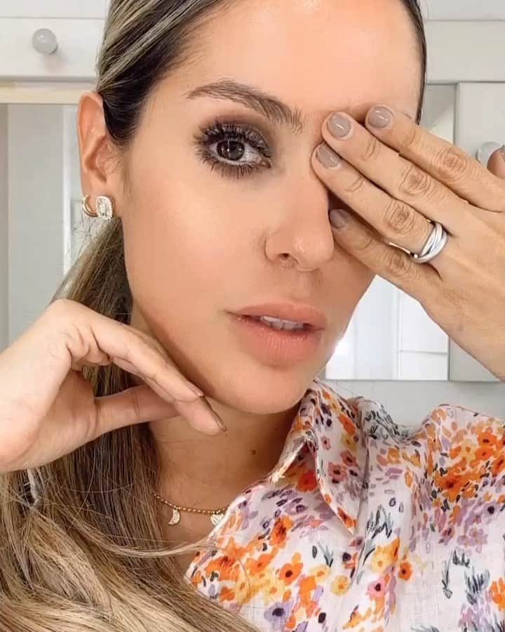 Huda Kattanのインスタグラム：「The power of the eyes 👀 @prisrendonmakeup  SWIPE left to see @lccbeauty tutorial Bigger Eye VS Sultry Eye」