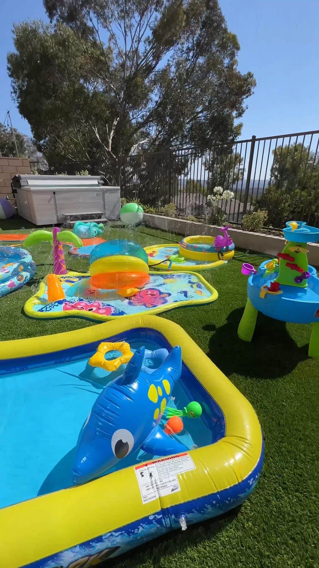 Wal-Mart Stores, Incのインスタグラム：「If you’re not turning your backyard into a waterpark, you’re doin’ it wrong! No lines, no fees, just fun in the sun. 😎☀️ @TheSingFamily #Backyard #Waterpark #OutdoorActivities」