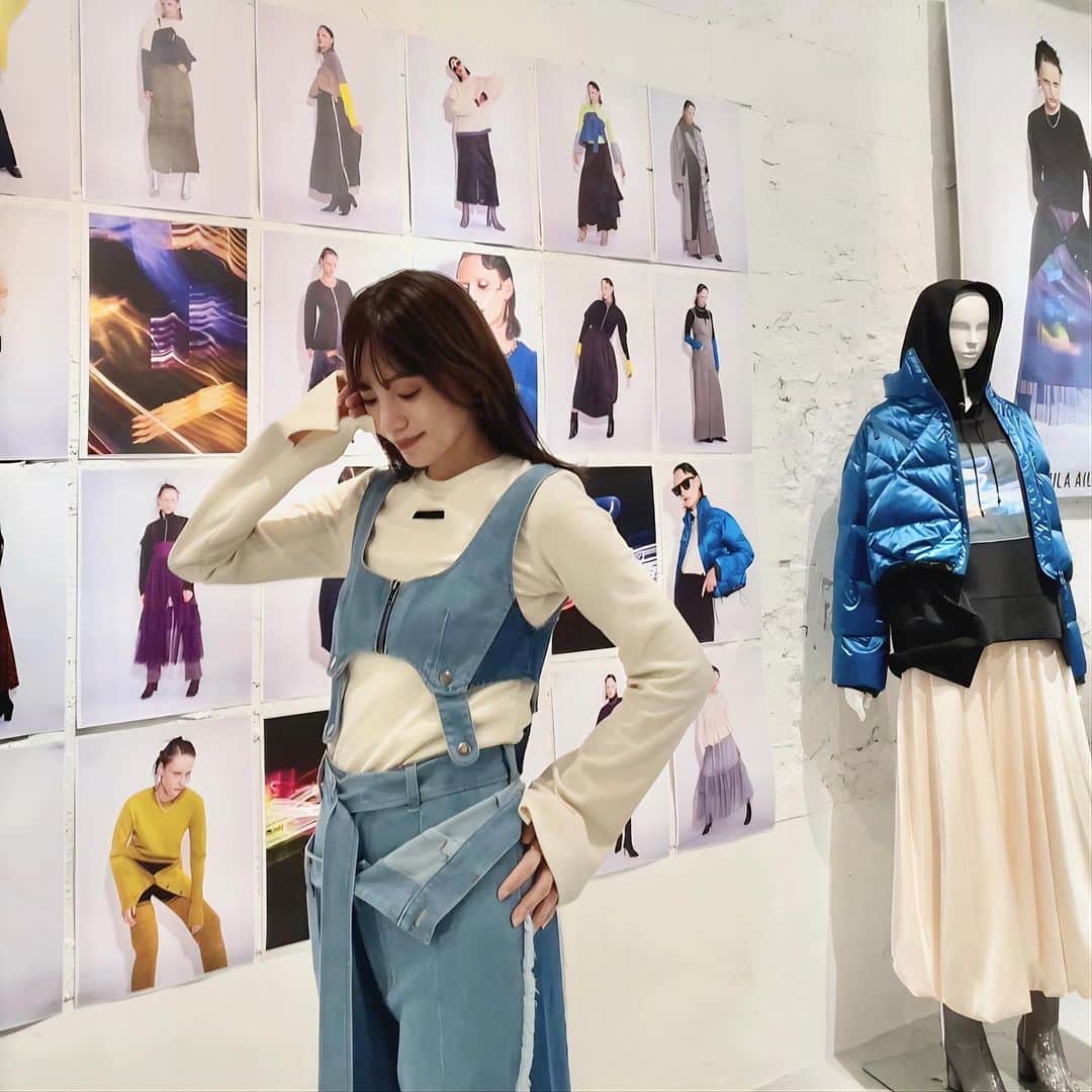 古田ちさこのインスタグラム：「.  @aulaaila_official 展示会 🍂  梅雨明けしたばかりですが…ふわふわもこもこなニットやコートを目にして、この酷暑が過ぎ去った秋冬には沢山おしゃれしたいなぁ〜と思いを馳せました❄️  私が着ているコーデは特別で、インナーはキャミソールとセットのもの、デニムのブラトップもスカートとセットのものをそれぞれ単品使いして同じシリーズの切り替えデニムと合わせました💫  この上級レイヤードコーデはプレスのまなちゃん @aulaaila_press がスタイリングしてくれたの🦋(自分じゃ絶対に組めない！👏笑)  オーダーしたものはまた違うコーデなので届いたらupするね🥨  #aulaaila #アウラアイラ #ファッション #ファッションコーデ #コーデ #コーデ記録 #秋冬コーデ #2023秋冬 #23aw #23fw #aw23 #fw23 #展示会 #大人カジュアル #大人ファッション #きれいめカジュアル #大人女子 #大人かわいい」