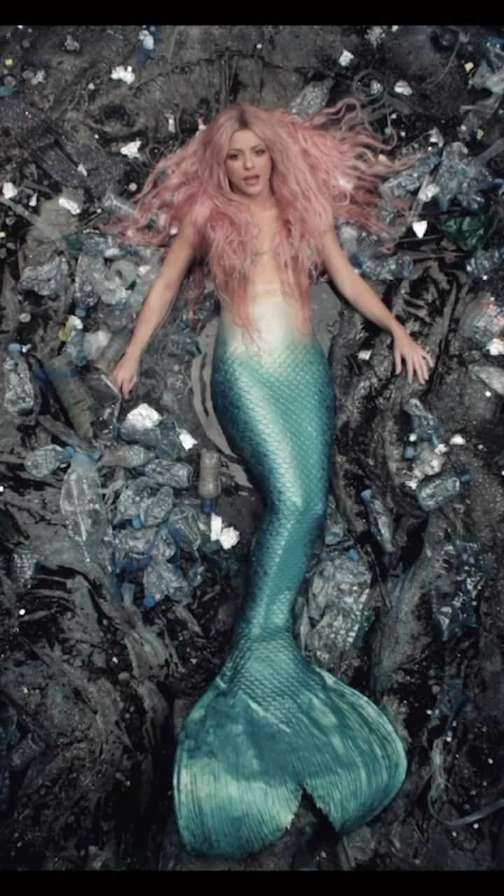 シャキーラのインスタグラム：「Cosas que le pasan hasta a las sirenas 🤷‍♀️」