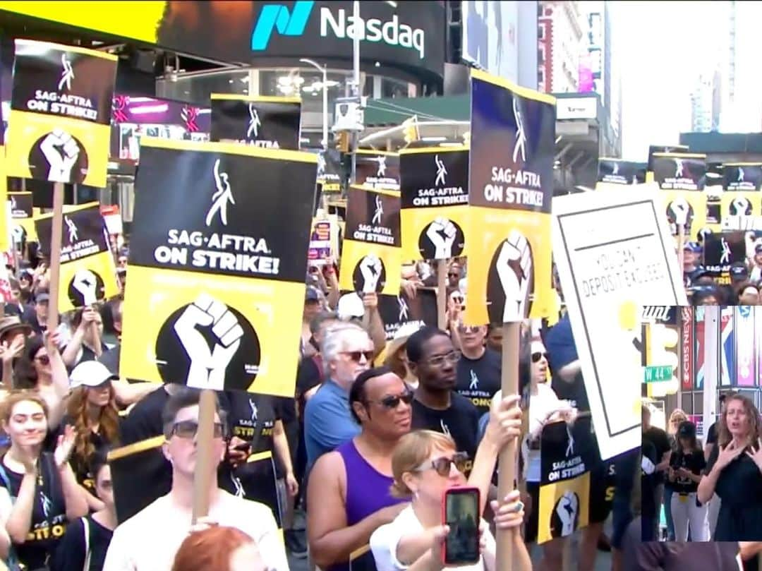 ロッチェル・エイツさんのインスタグラム写真 - (ロッチェル・エイツInstagram)「From LA to Times Square. We are United in this fight for a fair contract! #sagaftrastrike #sagaftrastrong #power2performers  @jasonwinstongeorge」7月26日 4時29分 - rochelleaytes4real