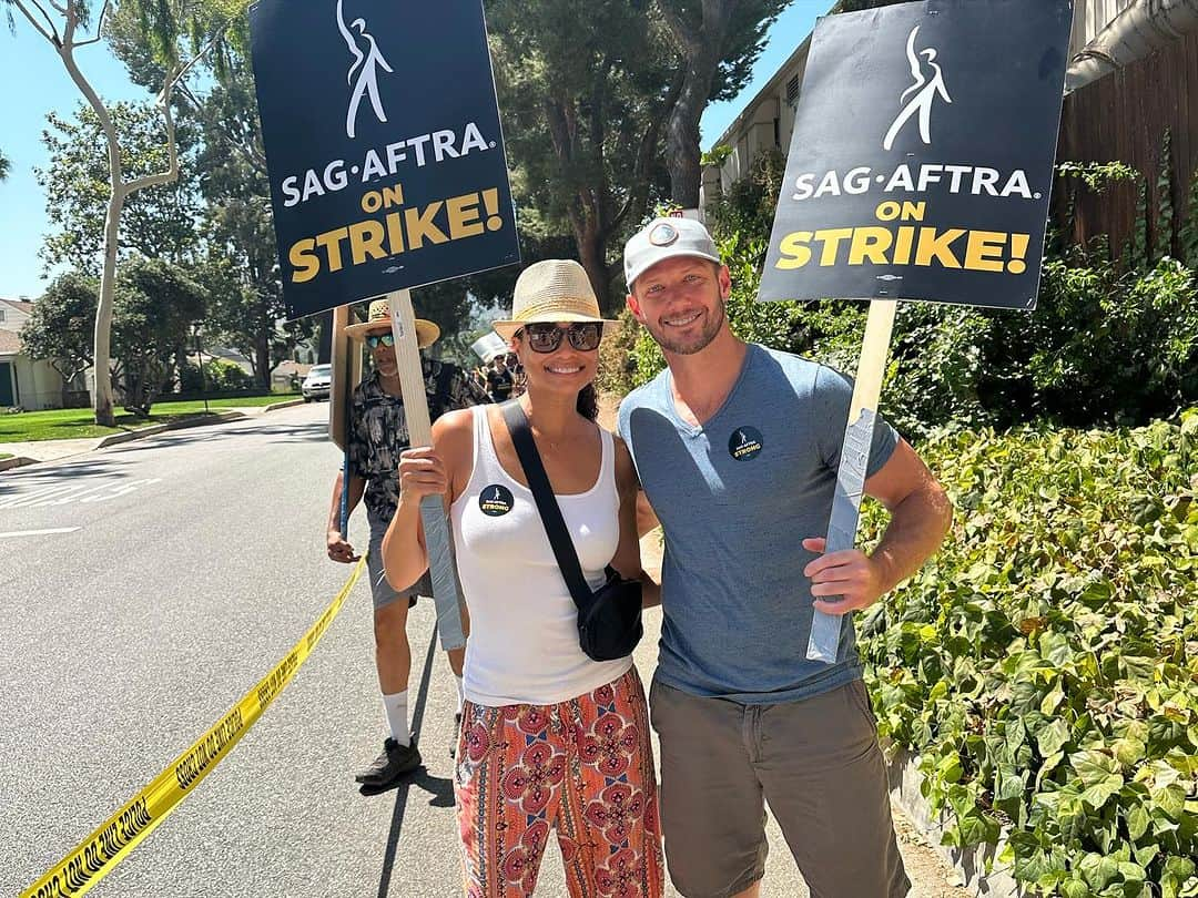 ロッチェル・エイツさんのインスタグラム写真 - (ロッチェル・エイツInstagram)「From LA to Times Square. We are United in this fight for a fair contract! #sagaftrastrike #sagaftrastrong #power2performers  @jasonwinstongeorge」7月26日 4時29分 - rochelleaytes4real