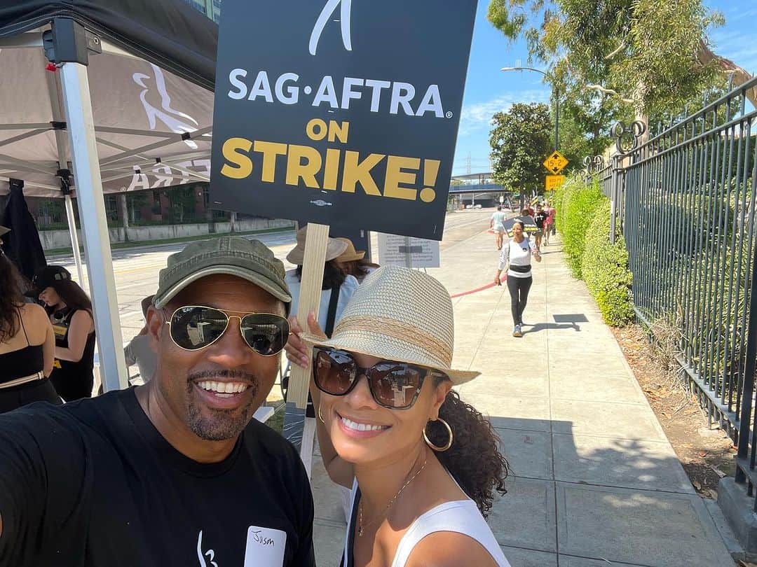 ロッチェル・エイツのインスタグラム：「From LA to Times Square. We are United in this fight for a fair contract! #sagaftrastrike #sagaftrastrong #power2performers  @jasonwinstongeorge」