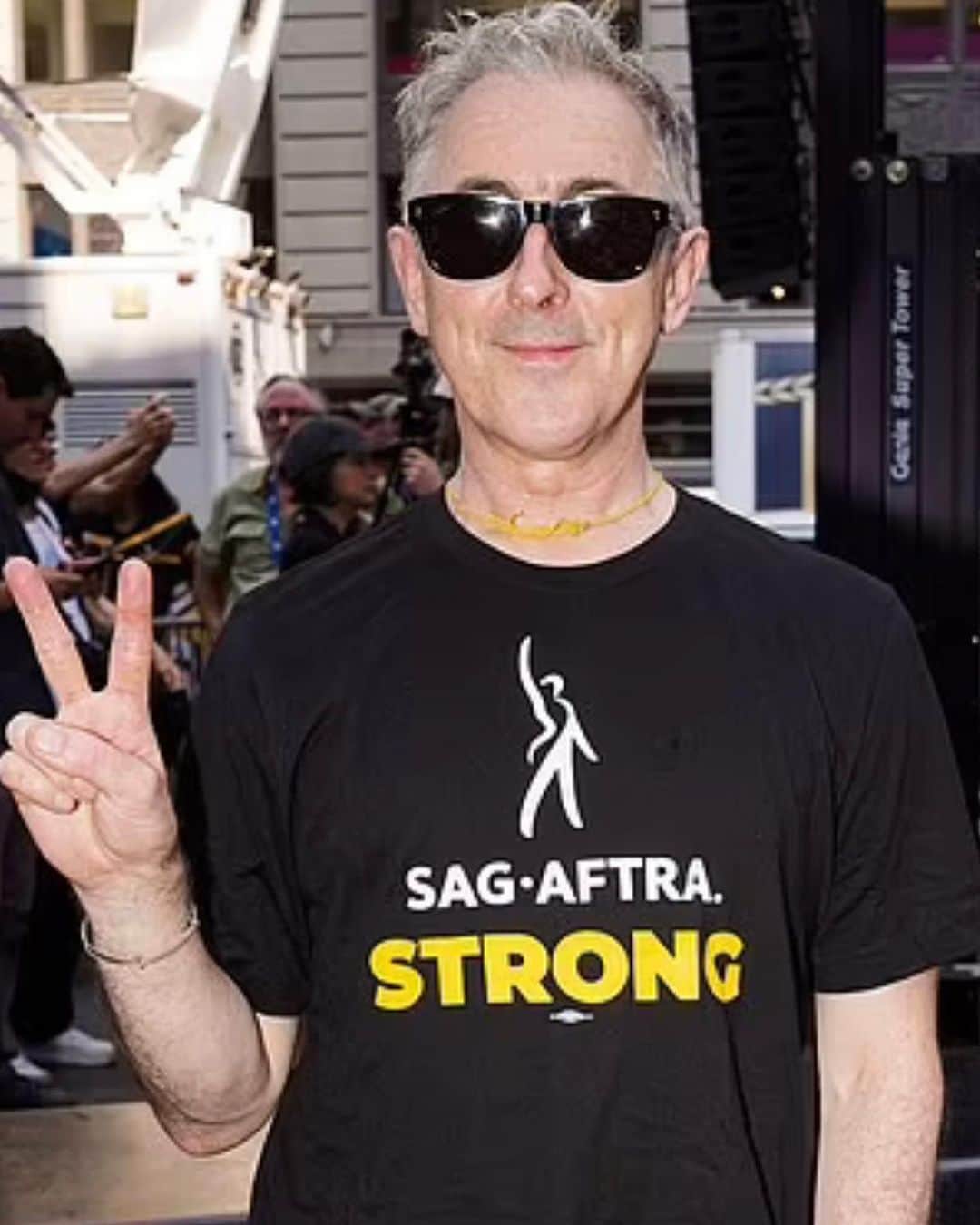 アラン・カミングのインスタグラム：「Today I attended a rally in Times Square in support of the @sagaftra strike. I am a proud member of several unions and believe in the power of collective protest to protect our rights. Right now both the Writers Guild and Screen Actors Guild are waiting for the AMPTP (the Association of Motion Pictures and Television Producers) to return to the negotiating table. The model of how we watch and make visual entertainment has changed, but our contracts have not. We are striking for parity and respect.  When we fight, we win. No pasaran!!」