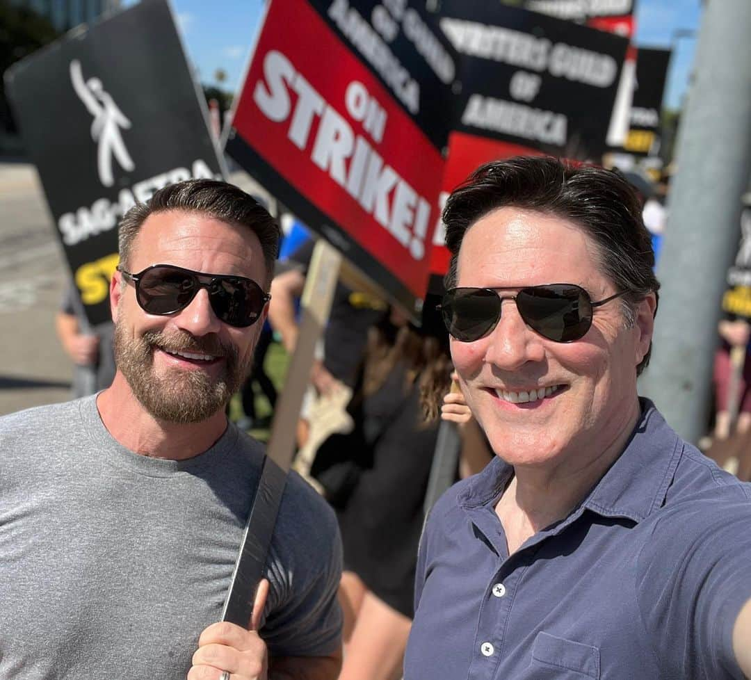 トーマス・ギブソンさんのインスタグラム写真 - (トーマス・ギブソンInstagram)「Walking the line with scribe extraordinaire Andrew Wilder  #sagaftrastrong #wgastrong #unionstrong 🪧👊✊」7月26日 4時33分 - thomasgibsonofficial