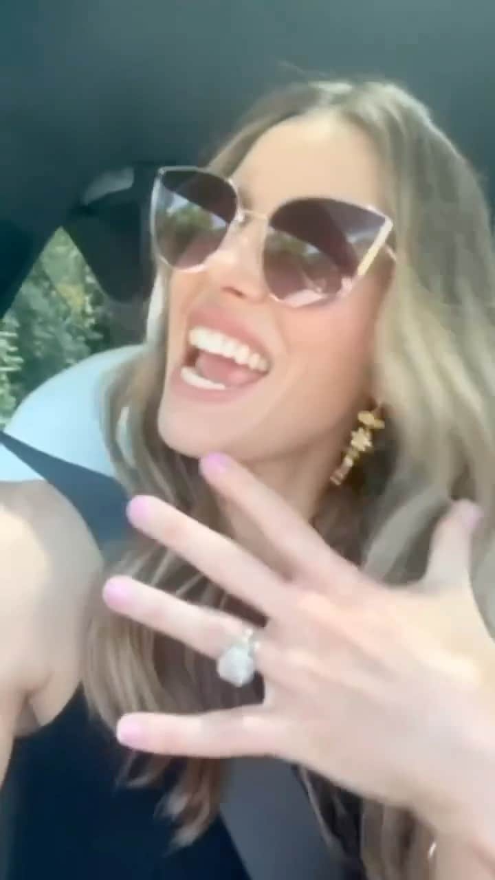 ジェシカ・ビールのインスタグラム：「Got @cocojones and my boyfriend on REPEAT ❤️‍🔥」