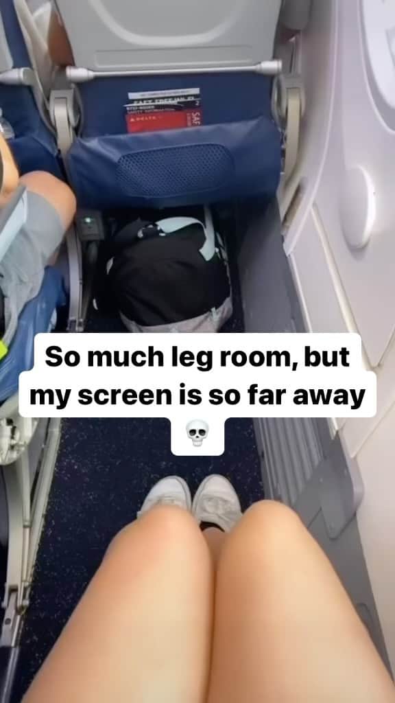 アメリカ運輸保安局のインスタグラム：「That was too fu-knee!    A hit of sero-toe-nin we all needed (not us thigh-ing with laughter 😭). But, all humerus parts aside, have you applied for TSA PreCheck® yet? We hate tibia Serious Sally (or Sam), but nothing gets under our shin more than the fear of travelers missing out on these great perks:  🦴For faster X-radious screening, keep your electronics & liquids bag in your bag.  🦴 This is no femur dream! You can pass through the checkpoint wearing most shoes, belts & light jackets.  🦴PreCheck members get thru security screening faster, w/ 92% waiting less than five minutes. (No fib-ulas were told!)  Don’t let the FoMO get you, too! Because if we’ve toed you once, we’ve toed you a thousand times. TSA PreCheck is the bee’s knees! So check the link in our bio to get hip.  #LegRoom #ExitRow #SharingIsCaring  🎥 by @elixza」