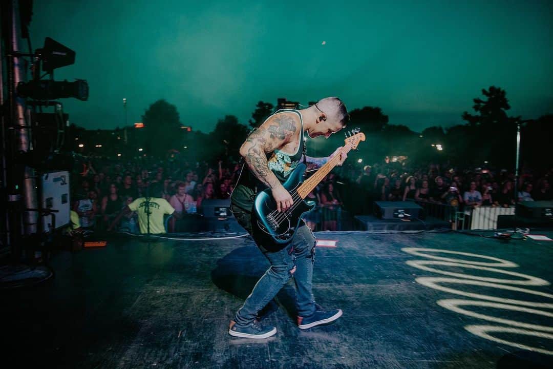 All Time Lowのインスタグラム：「‘Cause if we STAM for nothing, we’ll FORD for anything… Stamford, CT you were beautiful last week. 🙏 really sorry about this caption. 📸: @thomasfalcone」