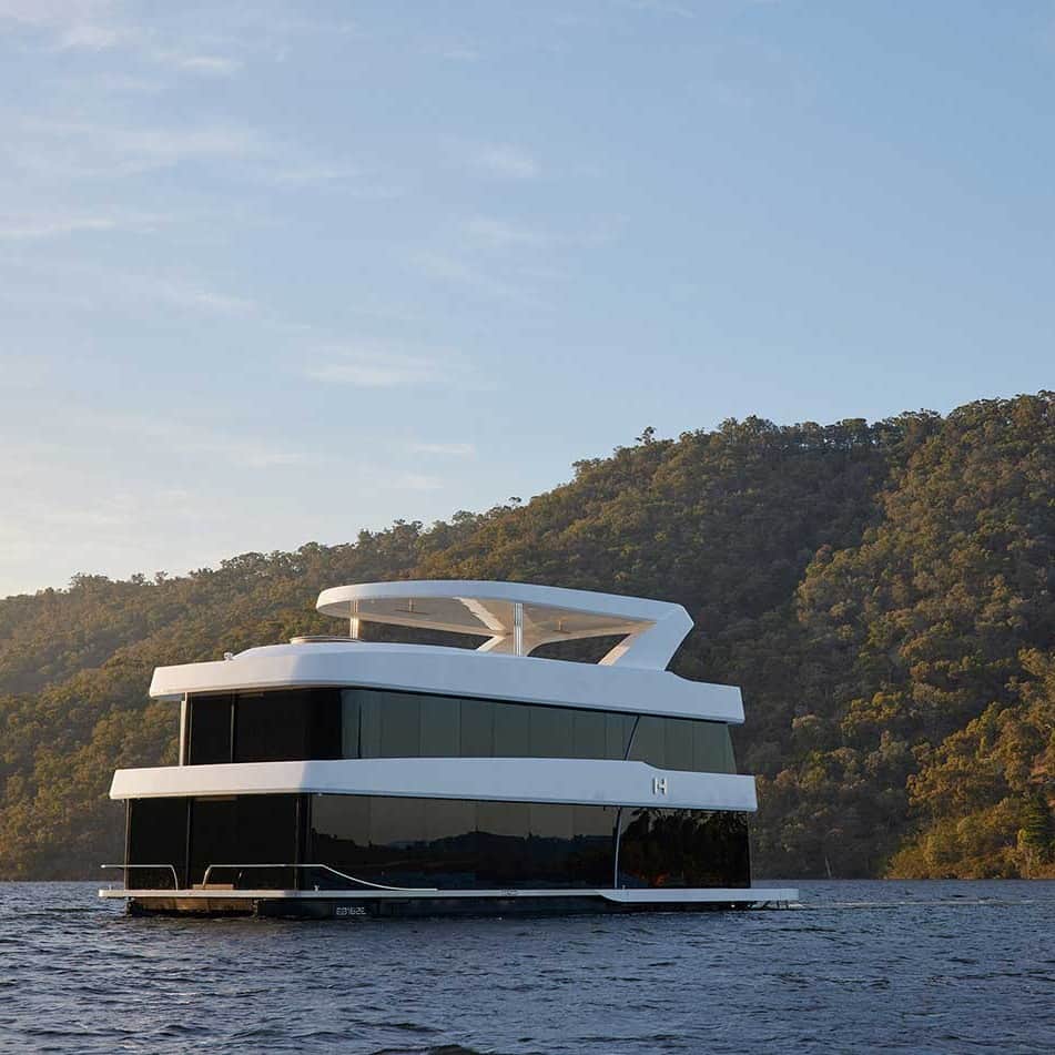 Design Milkさんのインスタグラム写真 - (Design MilkInstagram)「All aboard the Halcyon, an architectural marvel that offers an idyllic + serene escape from the hustle of daily life! ⚓️🌊 Designed by @jolson_architecture, this modern houseboat embraces the breathtaking surroundings through its ingenious sliding windows, offering uninterrupted views of the water + landscape. To top it off, the top floor unveils a 360-degree paradise of relaxation, complete with sun lounges, a wood-fired hot tub, + a circular banquette for endless indulgence! ✨🏞️🛥 \\\ Check the link in bio to see more. 🔗  📸 Photography by @lucasallenphoto.  [boat, boats, lake boat, modern houseboat, residential, travel, vacation home, water, architecture, interior design, boat design, vacation inspo]」7月26日 5時17分 - designmilk