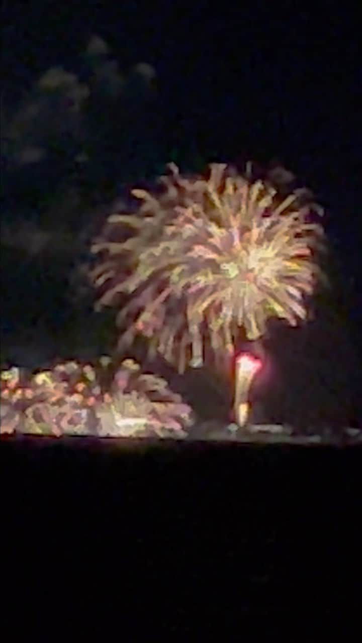 有坂美香のインスタグラム：「【葉山花火大会】🎆鎌倉からみた葉山花火大会🎇　娘の幼馴染 私の幼馴染、その娘さんたちも幼馴染同士  地元っていいな」