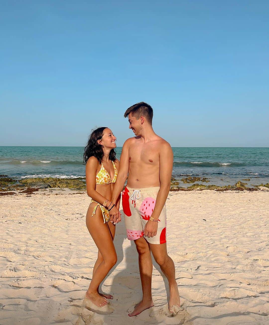 Brooklyn and Baileyのインスタグラム：「Beach walks are for cool kids」