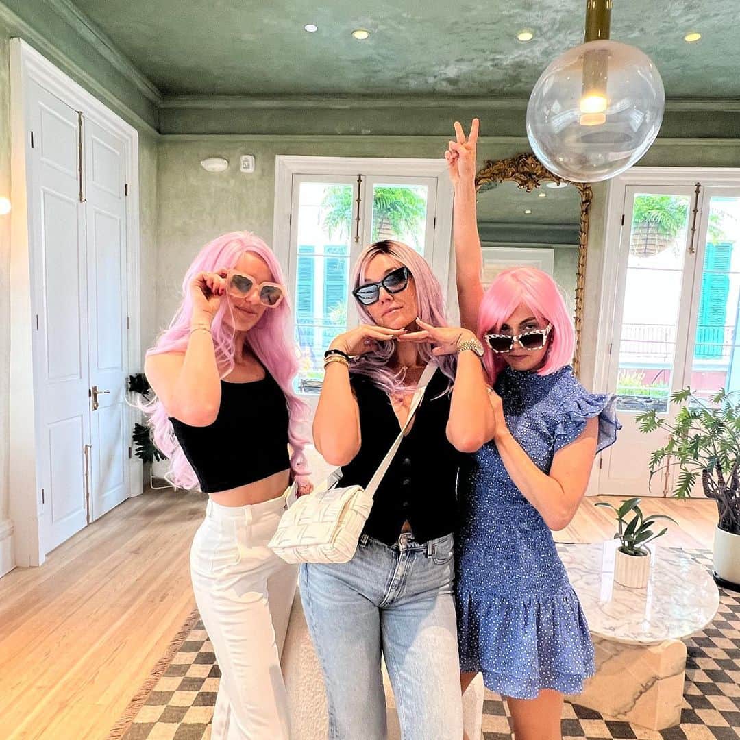 アリソン・リスクのインスタグラム：「Two cultures in New Orleans- wig or no wig. we 🤍both」