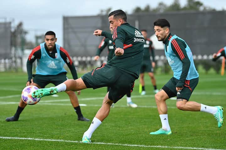 ロヘリオ・フネス・モリさんのインスタグラム写真 - (ロヘリオ・フネス・モリInstagram)「Sumando entrenamientos!!!❤️🤍❤️⚽️🙏🏽💪🏽」7月26日 5時27分 - funesmoriofi