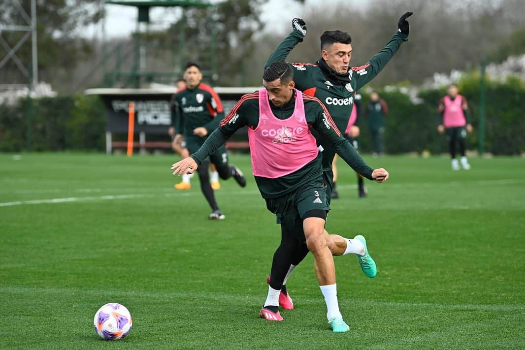 ロヘリオ・フネス・モリさんのインスタグラム写真 - (ロヘリオ・フネス・モリInstagram)「Sumando entrenamientos!!!❤️🤍❤️⚽️🙏🏽💪🏽」7月26日 5時27分 - funesmoriofi