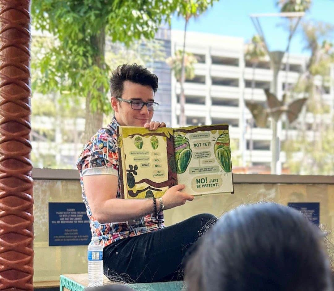 クリス・コルファーさんのインスタグラム写真 - (クリス・コルファーInstagram)「It’s always such a privilege to read to the amazing kiddos at @childrensla. Please check out @getinvolvedchla to participate in this year’s Christmas in July Book Drive! 😀📚」7月26日 5時34分 - chriscolfer