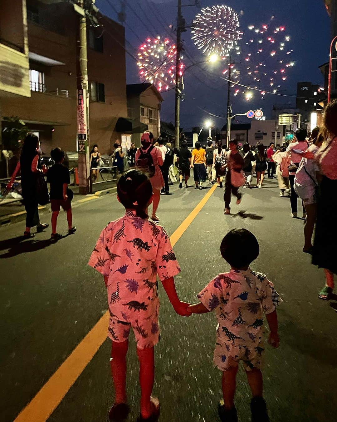 渡部太基さんのインスタグラム写真 - (渡部太基Instagram)「. コロナの影響で久しぶりの葛飾納涼花火大会🎆 蓮旺は4年ぶり、真晴&お姫は初めて✨ 5人家族になって初めての花火大会でした✌️  やっぱり夏の花火はいいですね〜🎆🎇 子供たちも大興奮でした😆  次は江戸川花火行くぞー☺︎☺︎ #葛飾納涼花火大会 #4年ぶり #夏だね #たまやー」7月26日 5時41分 - daikick7