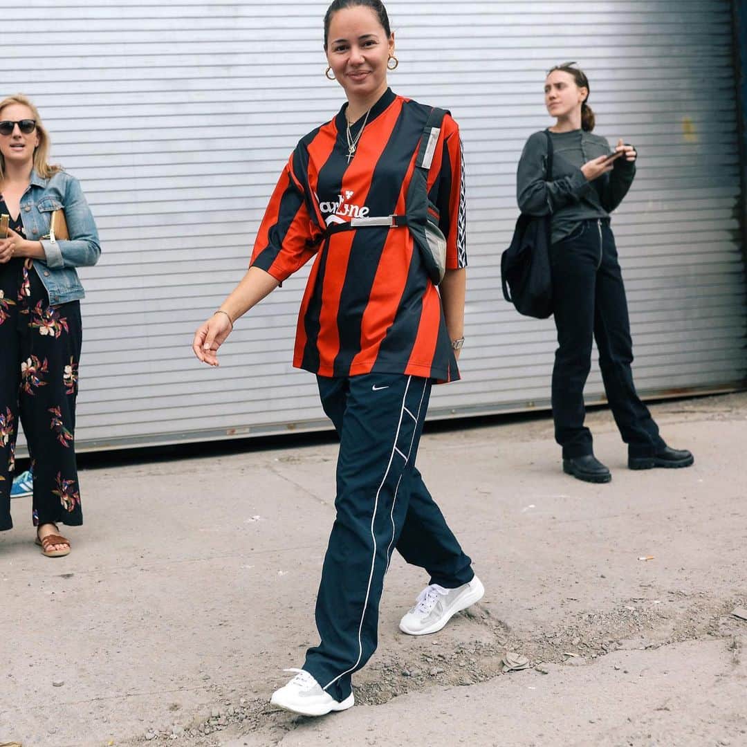 Vogue Runwayさんのインスタグラム写真 - (Vogue RunwayInstagram)「The Women’s World Cup is currently underway in Australia and New Zealand, and we have football fever! The US Women’s National Team will be kitted out in the latest Nike collaboration from Martine Rose, a designer who often infuses her love of the beautiful game into her collections. To keep you looking as cool as the players, many of whom have emerged as style icons in their own rights, we’ve rounded up street style’s best football-inspired looks at the link in bio. Photographed by @mrstreetpeeper and @styledumonde」7月26日 5時44分 - voguerunway