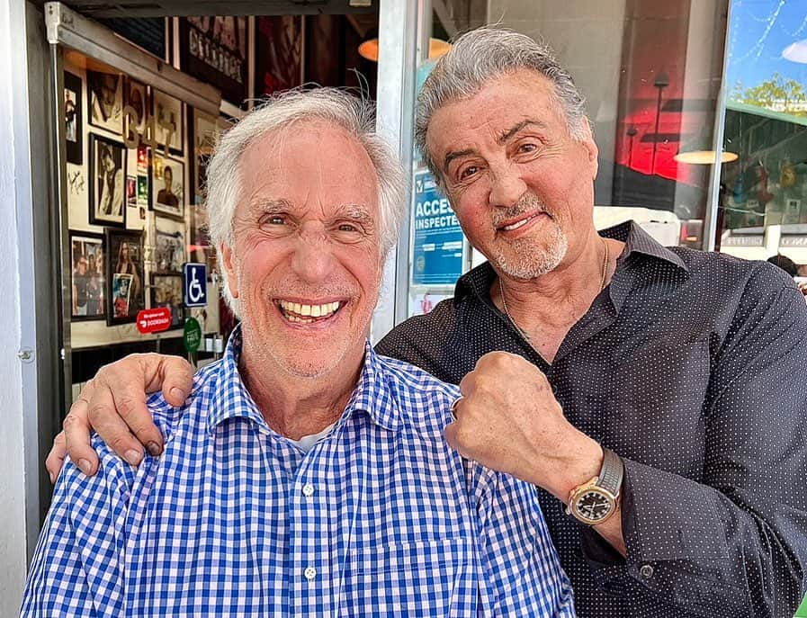 シルヴェスター・スタローンのインスタグラム：「Spending a great afternoon with my very, very long time friend Henry Winkler. Great guy , great actor , and hysterical Jon Lovits and my very talented brother, the Frankster! @frank.stallone」