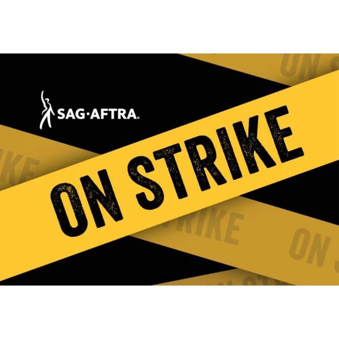 ベラミー・ヤングさんのインスタグラム写真 - (ベラミー・ヤングInstagram)「I've been a proud @sagaftra  #UnionMember since 1992  I'm so grateful for the family & protections that our union has given me-& I'm proud to stand vigilant so that those protections can continue to keep this family strong as our industry moves into a new paradigm.  We had an inspiring morning of solidarity in #TimesSquare today- I hope you were maybe able to join us via the livestream! Here's to a just resolution & a more fair future. If you want more info on the issues at hand, sagaftrastrike.org/ can help.  I'm sending each of you much love, today & always. #UnionStrong  #SAGAFTRASTRONG #SagAftra ❤️❤️❤️」7月26日 5時50分 - bellamyyoung