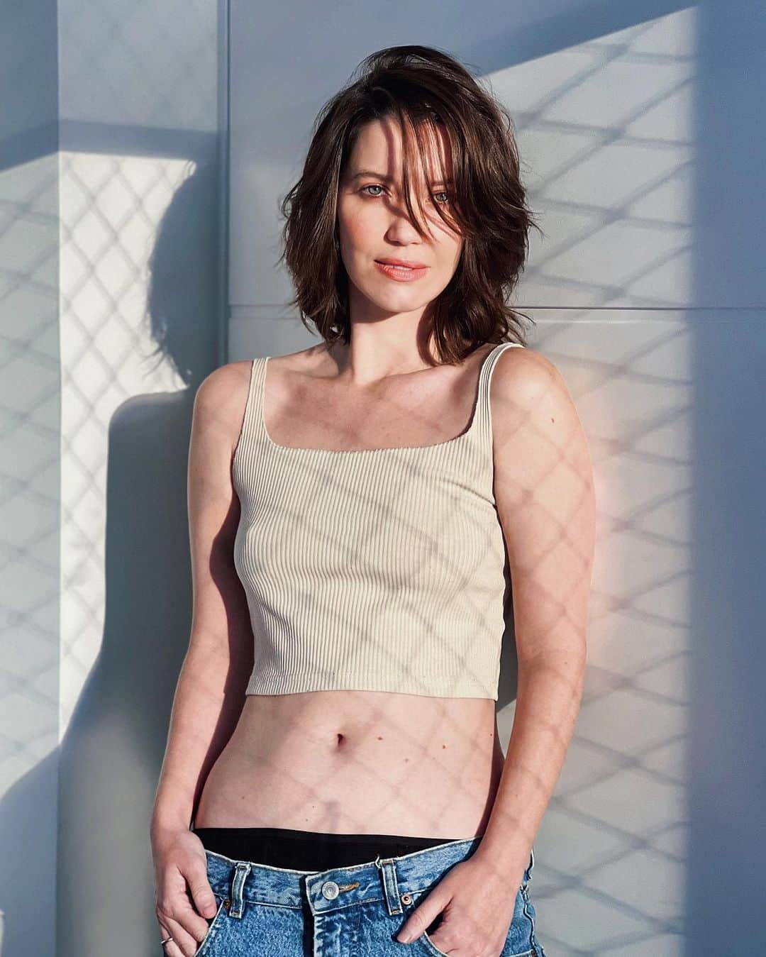 ナタリア・ディルのインスタグラム：「me sentindo personagem de Charmed de 98, na minha versão bege   fotos: @thaylanismorre7」