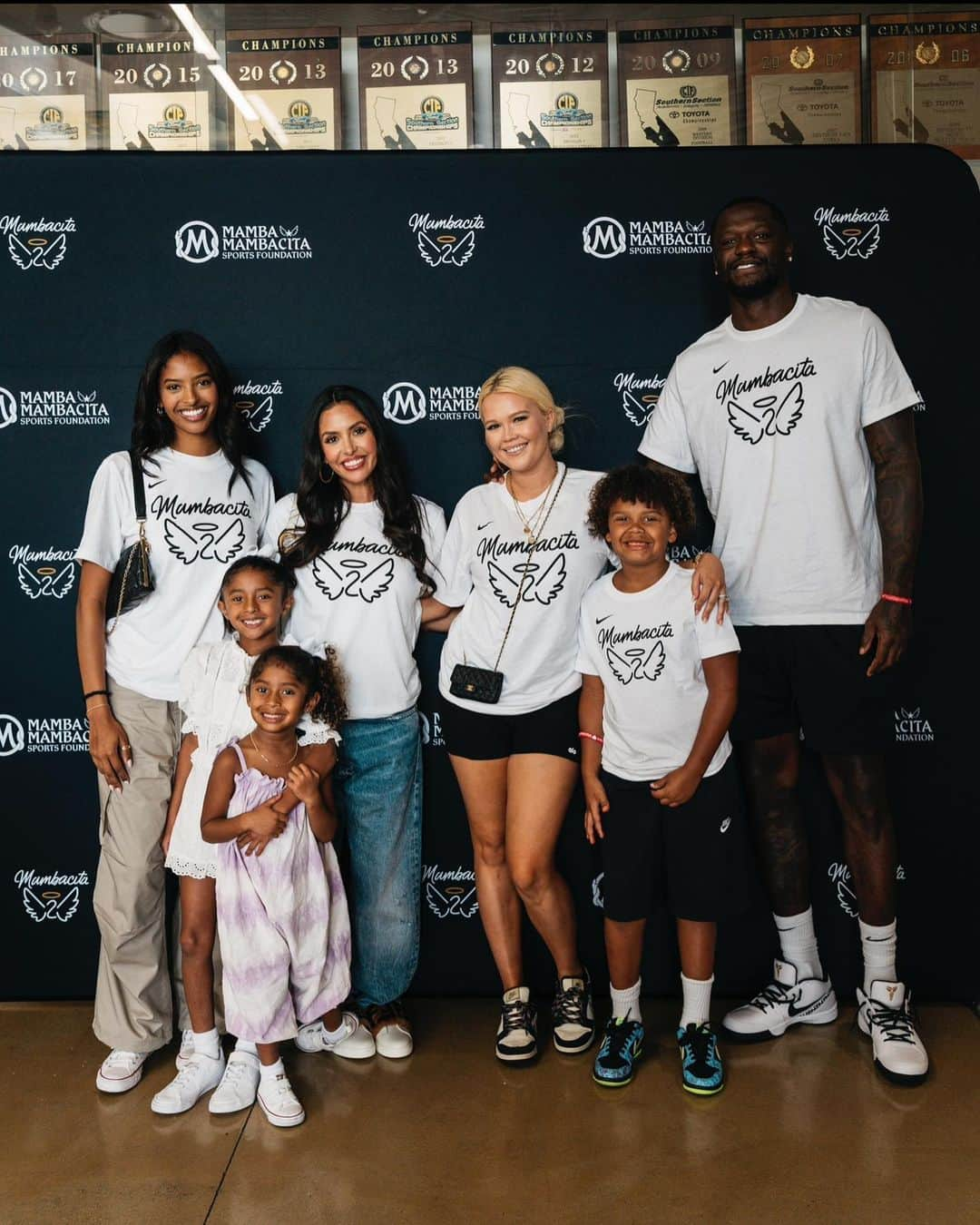 ジュリアス・ランドルのインスタグラム：「Had a blast @mambamambacitasports camp yesterday. V thanks for having the fam and I. We love you guys! #PlayGigisway 🖤」