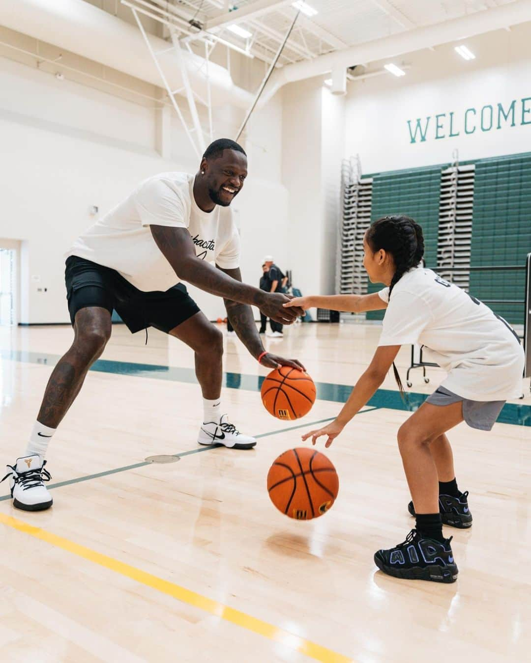 ジュリアス・ランドルさんのインスタグラム写真 - (ジュリアス・ランドルInstagram)「Had a blast @mambamambacitasports camp yesterday. V thanks for having the fam and I. We love you guys! #PlayGigisway 🖤」7月26日 6時13分 - juliusrandle30