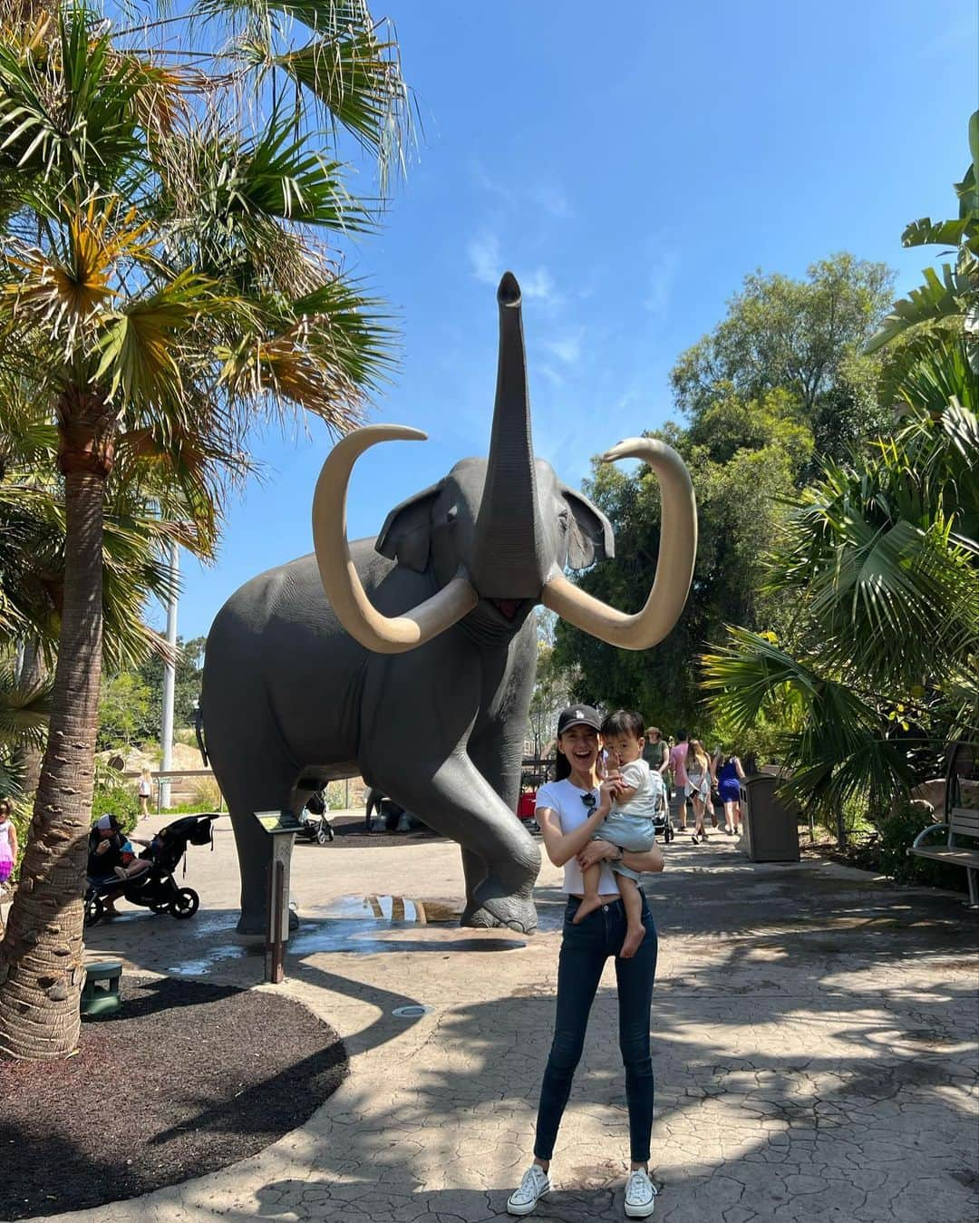 大出千尋のインスタグラム：「. 息子もやっと動物に興味津々🐯✨ . . #sandiego#sandiegozoo @sandiegozoo  #サンディエゴ#サンディエゴ旅行#カルフォルニア #1歳7ヶ月」