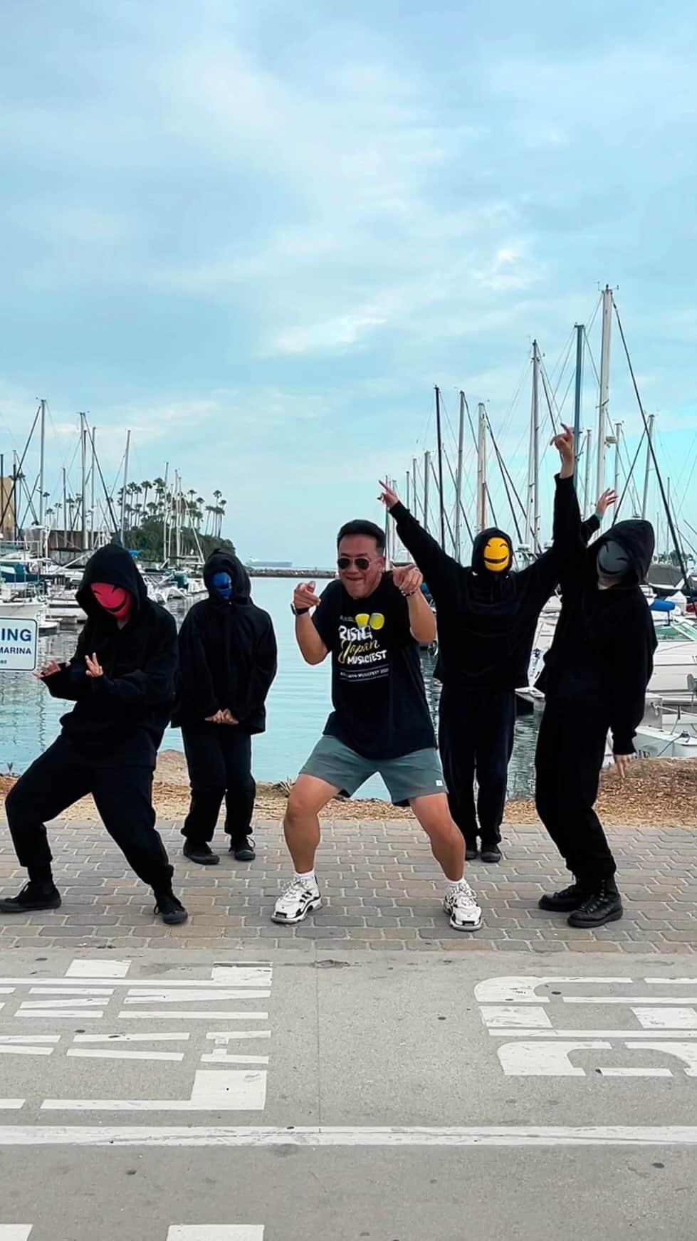 のインスタグラム：「ダンスチャレンジ🕺✨ 実はずっとカッコいいダンス動画撮ってみたかってん！ 一緒に踊って🥹って頼んだら心良くokしてくれた！Thank you!イソメン倶楽部 @kameeeen666 ❤💙💛💚  #LosAngeles  #50歳からの挑戦  #dance #dancechallenge  #イソメン倶楽部 #カッコよく出来たかな」