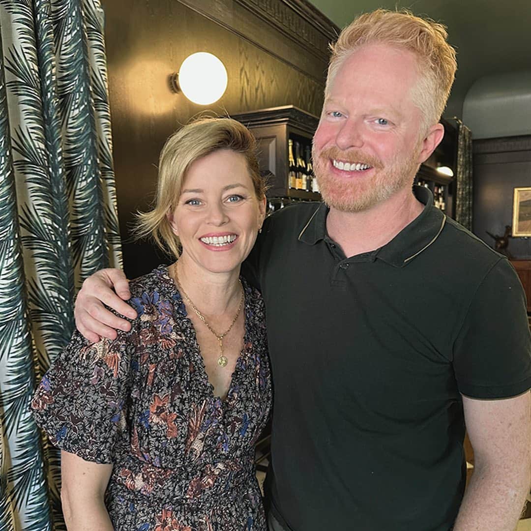 ジェシー・タイラー・ファーガソンのインスタグラム：「Liz Banks! ❤️🎧🍽️ This week on my podcast, Dinner’s on Me, I was lucky enough to be joined by none other than friend and @cocainebear director, @elizabethbanks. Over pate and an Aperol spritz at @petittroisla in Sherman Oaks, we talk about how Bruce Willis was key to her nabbing an Oliver Stone film, what movie of hers she does not want her children to see, and so much more. You’ll just love this episode, I promise! Listen at the link in my bio. (This episode was recorded on May 18, 2023).」
