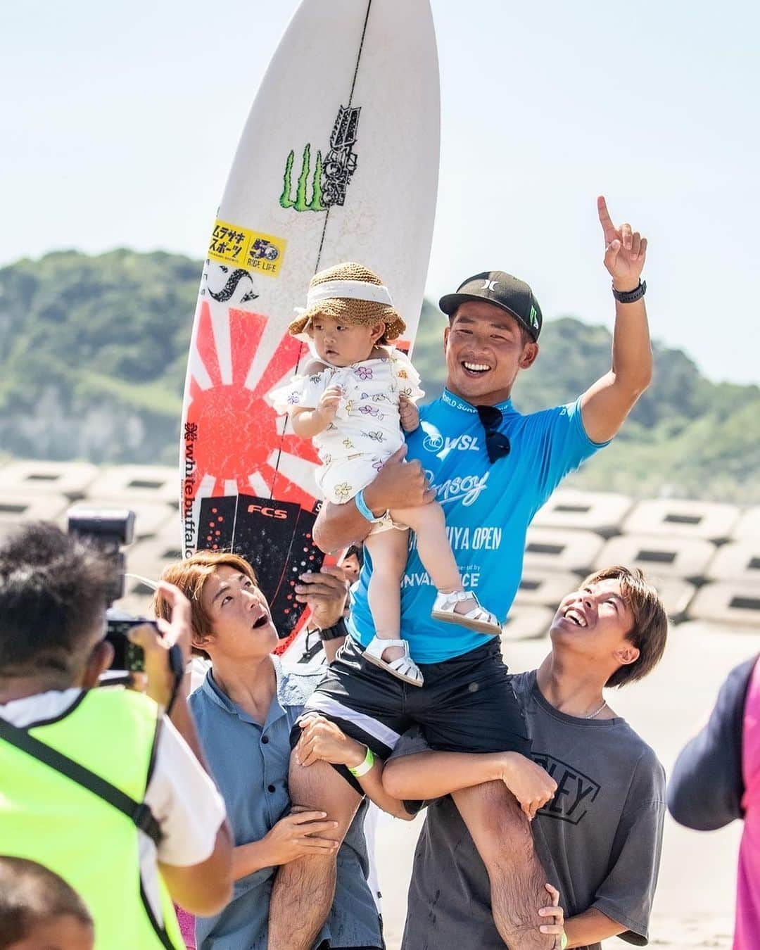 大原洋人さんのインスタグラム写真 - (大原洋人Instagram)「It’s best feeling that winning event in my home town and in front of my family friend and fans!   久々の優勝🏆 初めて妻と娘の目の前で優勝できてめちゃくちゃ嬉しかった！  怪我から全くいい結果出せず、家族にも応援してくださってる方々にも全然いいところ見せれず、ようやくしかも地元での優勝は気持ちよかった！ 応援してくれた方々、一番近くで支え続けてくれた家族、本当に感謝とありがとうという気持ちでいっぱいです。  このままUS OPENもわからせる🗡️  担いでくれたBoysありがとう！次は君たちの番🔥」7月26日 6時39分 - hirotoohhara