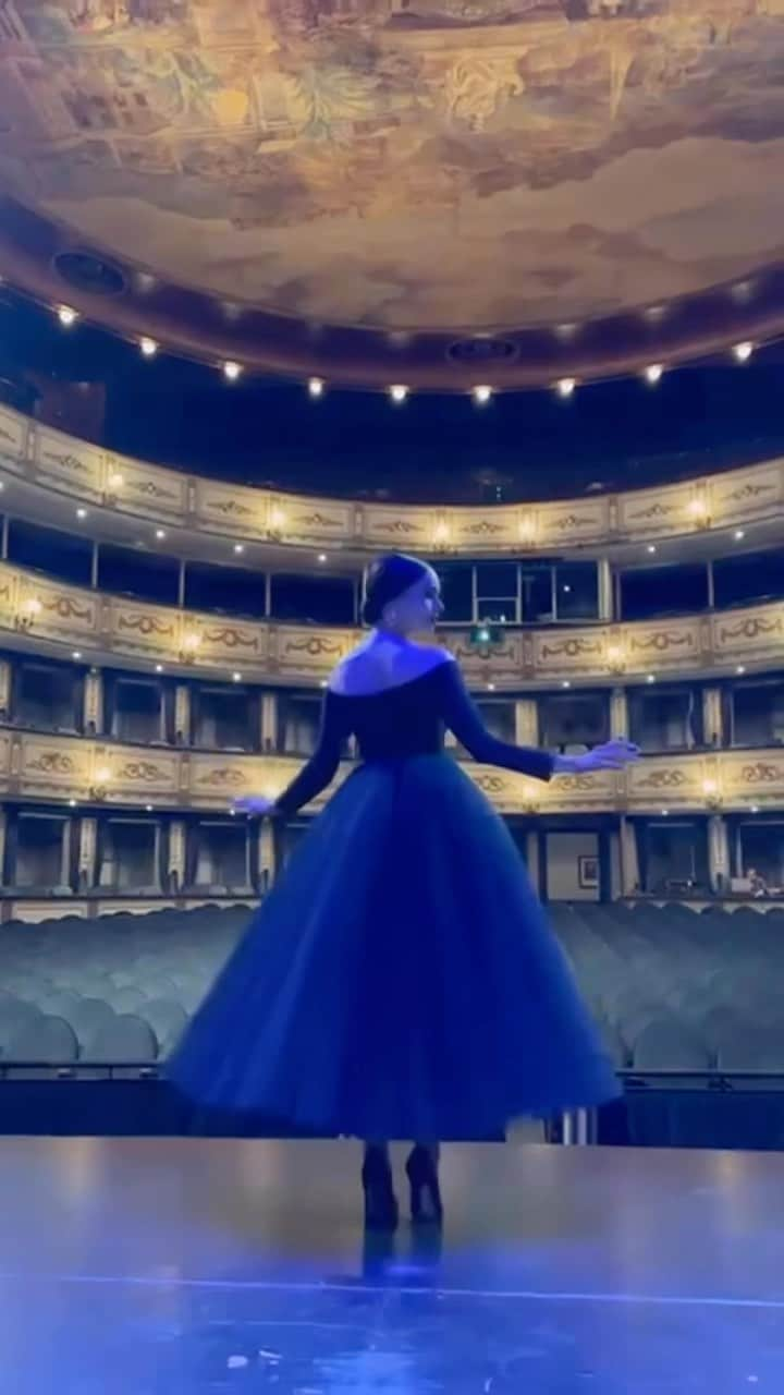 ソフィア・カーソンのインスタグラム：「Malaga Bella🌹 It felt like magic to perform on this stage, to honor my dearest @dianewarren. Gracias de corazon @antoniobanderas for a night I’ll cherish forever. Mi admiracion es tuya.」