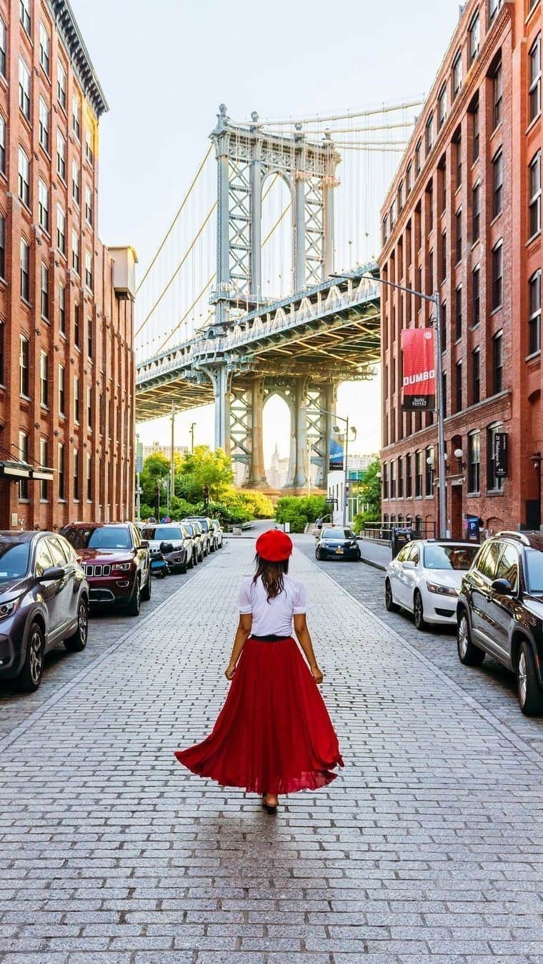 のインスタグラム：「New York City is always a big deal—but summer in the Big Apple is EVERYTHING.  From top-tier dining to world-renowned rock bands, here’s something for everyone to feel excited about:   🎾For the sports fan: US Tennis Open (August 28-September 10), Yankees vs Red Sox (August 18-20)   🍽️ For the foodie: Restaurant Week (until August 20)   🎥 For the movie buff: Summer HD Festival (August 25-September 4)   🎶 For the Broadway lover: Back to the Future: The Musical (opens August 3)   🎸 For the rocker: Metallica (August 4&6), Guns N’ Roses (August 15)   🎭 For the arts enthusiast: Shakespeare in the Park (until August 6), Battery Dance Festival (August 12-18)   #VisitTheUSA #NewYorkCity #NYCTripIdeas #ILoveNY」