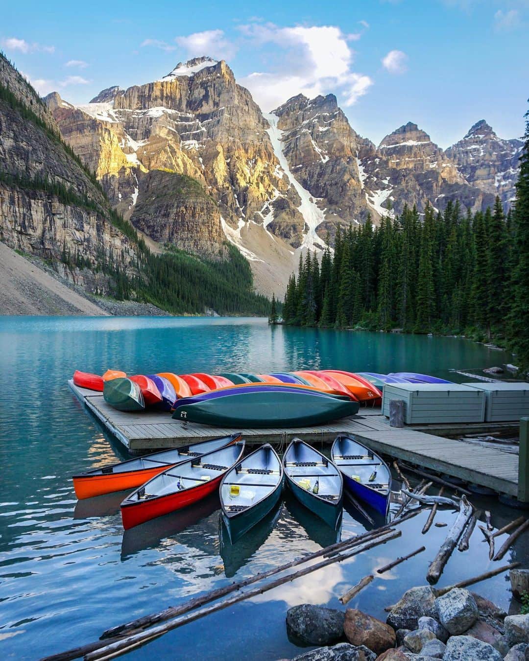 Travel + Leisureさんのインスタグラム写真 - (Travel + LeisureInstagram)「Photo by @lukekellytravels 🛶 The mirror-still turquoise water that makes up Canada's iconic Moraine Lake is almost too good to be true. Click the link in bio to get a complete list of the bluest lakes in the world.」7月26日 6時40分 - travelandleisure