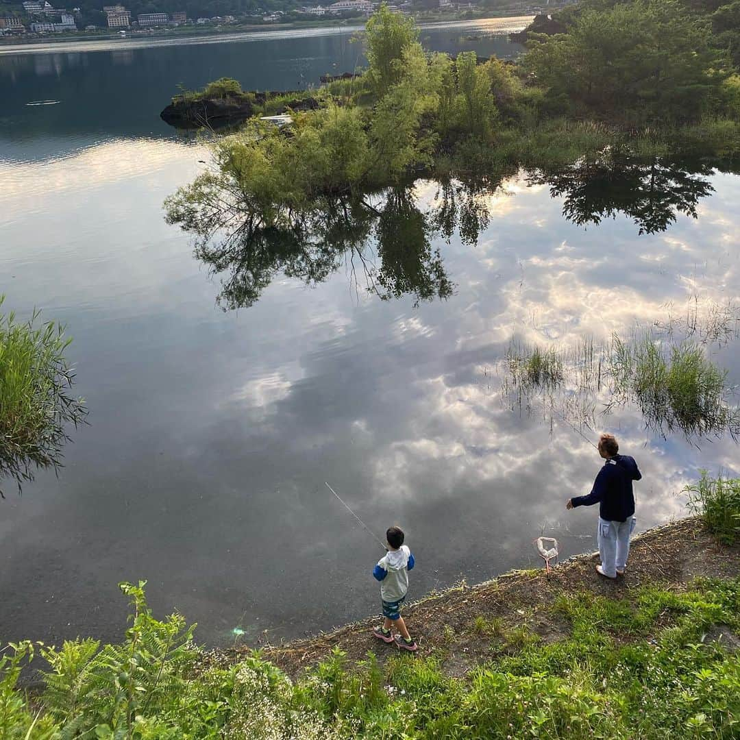 橋本塁さんのインスタグラム写真 - (橋本塁Instagram)「河口湖おはようございます！ 朝ラン6km終了！ 今日も晴天で走りやすかったです！ 心身ともに健康で。  #stingrun #朝ラン  #adidas #adidasultraboost  #run #running #ランニング　#心身ともに健康に #ジョギング #河口湖　#山梨 #山梨ラン」7月26日 6時48分 - ruihashimoto