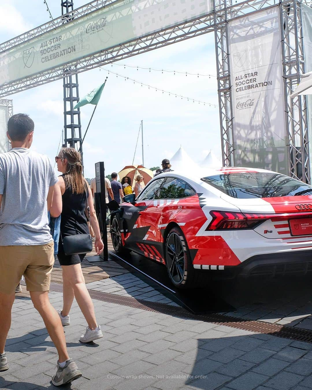 Audiさんのインスタグラム写真 - (AudiInstagram)「We joined the MLS All-Stars last week with a few stars of our own. Learn more at the link in our bio.  #AudiRSetronGT #AudiQ8etron #Soccer #MLS #MLSAllStar #Football」7月26日 6時51分 - audi