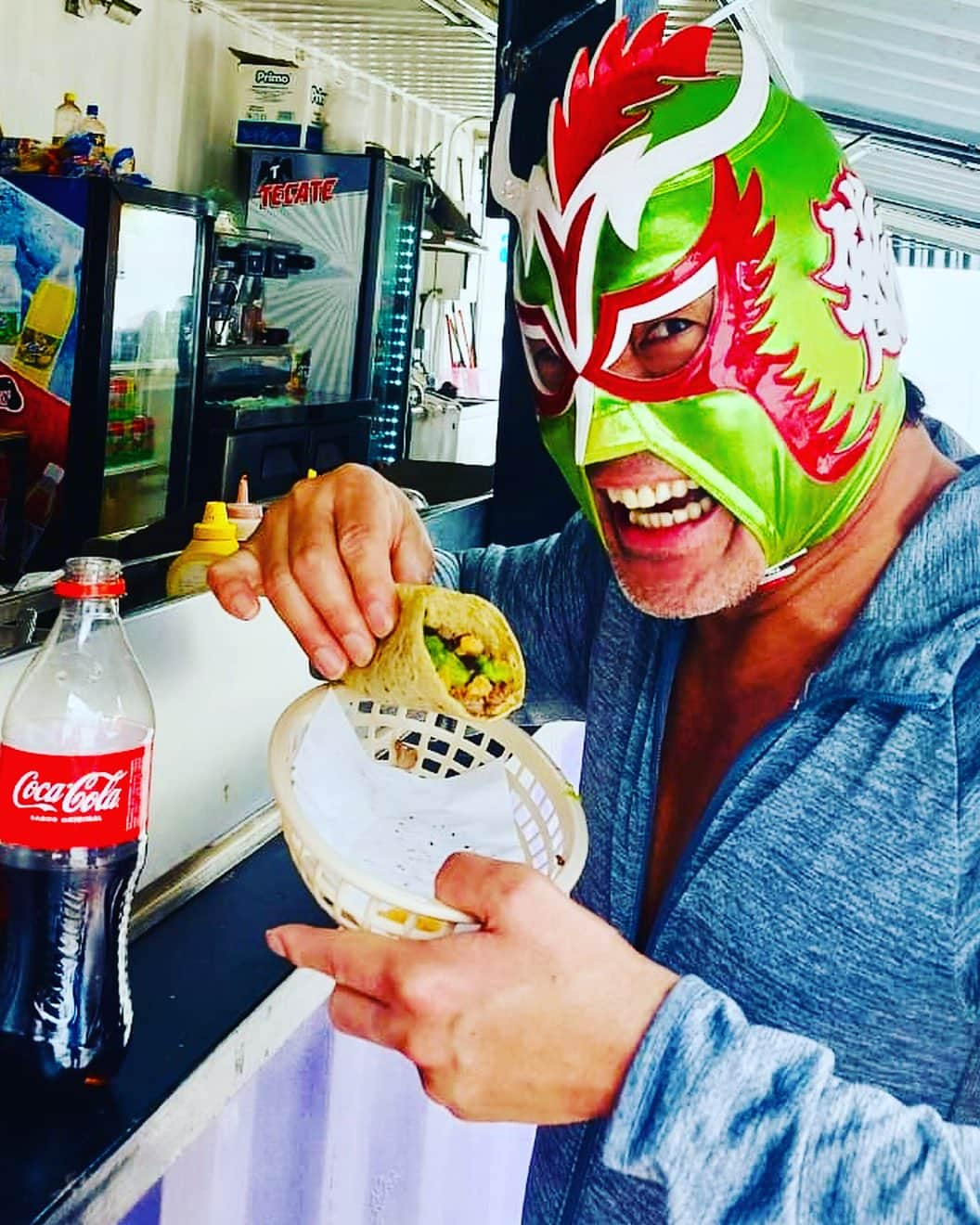 ウルティモ・ドラゴンのインスタグラム：「Comiendo un taco del fantasma   @fantasmaniacas  @toru.kido  @ud_tiendaoficial  #teppantacoselfantasma  #tacos🌮  @fantasma.of  #luchalibre」