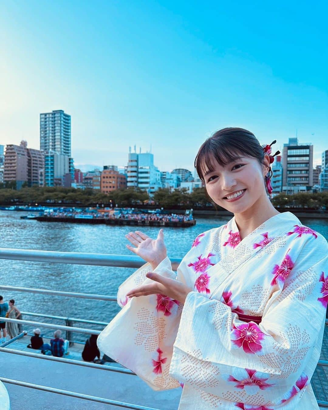 MBSアナウンサー公式のインスタグラム：「🎆⛩️ 7月24日、25日に行われた、 日本三大祭のひとつ、 「天神祭」。  「よんチャンTV」の中で、 清水アナが生中継を担当しました。  四年ぶりの奉納花火も行われ、 大変な盛り上がりでしたね！  初めて参加した清水アナも、 陸渡御の先陣を切る 『催太鼓』（もよおしだいこ）の音と、 太鼓を叩く願人（がんじ）たちの笑顔に 大興奮！  大阪の文化に触れ、 「なにわのアナウンサー」として また一歩成長できました！  浴衣姿もよく似合いますね！  #アナウンサー #天神祭 #よんチャンtv  #生中継 #陸渡御  #船渡御  #わてはなにわのアナウンサー」