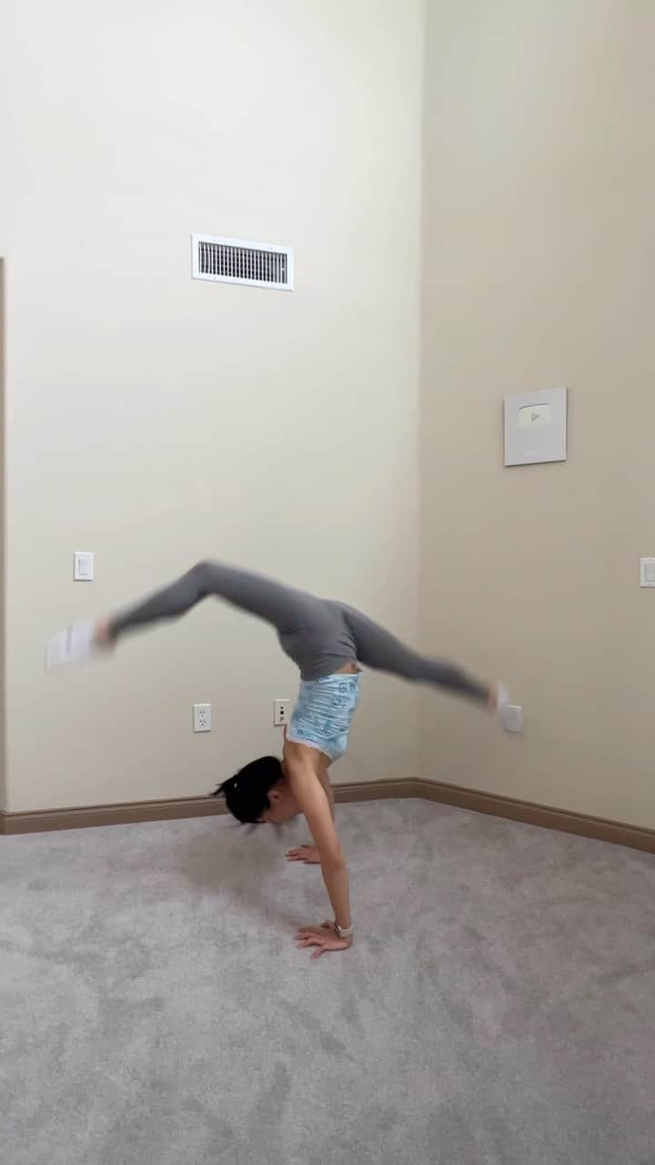 篠原枝令菜のインスタグラム：「Staying in one place in front walkovers is hard 😭 which walkover do you think is harder? #rhythmicgymnastics #acrobatics #walkover」