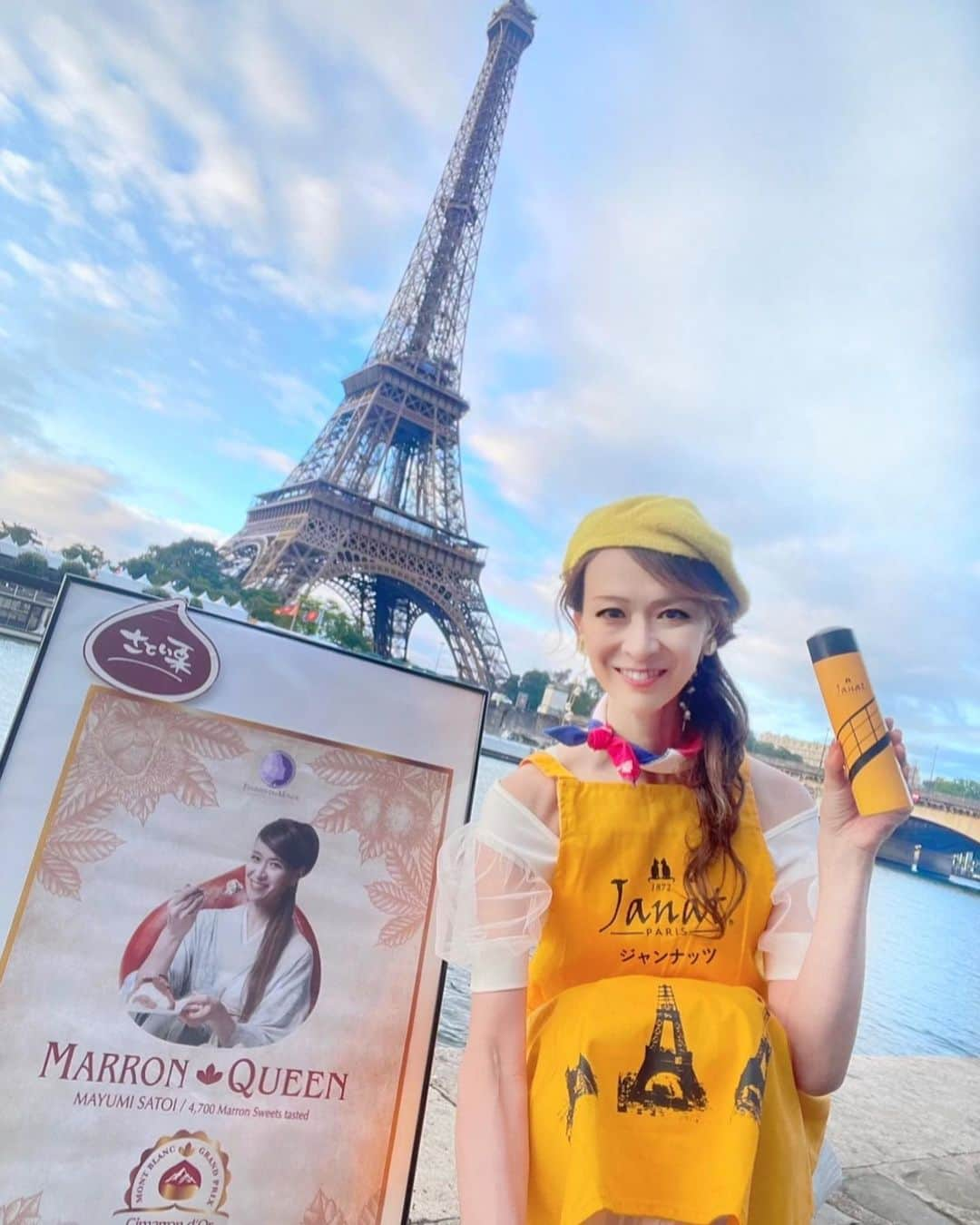 里井真由美さんのインスタグラム写真 - (里井真由美Instagram)「そして、パリに来ました〜♥️🇫🇷  凱旋門で「ツール ド フランス2023」 最終日ゴールを応援でございます〜 🇫🇷🚲🚲🚲  イギリスとパリで2.5泊の弾丸なんだけど😆あちこち張り切ってます♡  。。。  そして　そしてー💛  ちょうど1年後には、 パリでオリンピックが開幕でございます🌍♥️  来年に向けて、多くの方にJANAT紅茶も さとい栗紅茶も、お飲み頂けるよう ますますプロモーション頑張るん🌰🫖☕️  エッフェル塔にご縁のある ジャンナッツ紅茶さん。エッフェル塔の側でエッフェル塔柄のエプロンで張り切っております〜🇫🇷😆💛  @janat_paris  @janatdubai  @kasamarron_cafe   🌰🫖モン活　ヌン活もしてきたので またイギリスもフランスも含めて ご紹介しますね〜🇬🇧🇫🇷🇬🇧🇫🇷  。。。  食を通じて、世界のスポーツや 文化と繋がっていけるようにファイトやねん♡  。。。  今日も素敵な一日をお過ごしくださいね〜  。。。  #フランス#ツールドフランス2023#パリ#凱旋門#里井真由美#JANAT#バリニーズバッグ#👘#着物#ゆかた#着物女子 #japan #paris #凱旋門#kimono #japanesegirl」7月26日 7時31分 - mayumi.satoi