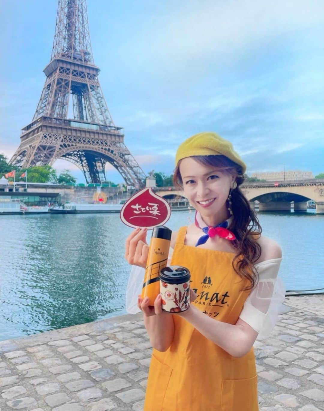 里井真由美さんのインスタグラム写真 - (里井真由美Instagram)「そして、パリに来ました〜♥️🇫🇷  凱旋門で「ツール ド フランス2023」 最終日ゴールを応援でございます〜 🇫🇷🚲🚲🚲  イギリスとパリで2.5泊の弾丸なんだけど😆あちこち張り切ってます♡  。。。  そして　そしてー💛  ちょうど1年後には、 パリでオリンピックが開幕でございます🌍♥️  来年に向けて、多くの方にJANAT紅茶も さとい栗紅茶も、お飲み頂けるよう ますますプロモーション頑張るん🌰🫖☕️  エッフェル塔にご縁のある ジャンナッツ紅茶さん。エッフェル塔の側でエッフェル塔柄のエプロンで張り切っております〜🇫🇷😆💛  @janat_paris  @janatdubai  @kasamarron_cafe   🌰🫖モン活　ヌン活もしてきたので またイギリスもフランスも含めて ご紹介しますね〜🇬🇧🇫🇷🇬🇧🇫🇷  。。。  食を通じて、世界のスポーツや 文化と繋がっていけるようにファイトやねん♡  。。。  今日も素敵な一日をお過ごしくださいね〜  。。。  #フランス#ツールドフランス2023#パリ#凱旋門#里井真由美#JANAT#バリニーズバッグ#👘#着物#ゆかた#着物女子 #japan #paris #凱旋門#kimono #japanesegirl」7月26日 7時31分 - mayumi.satoi