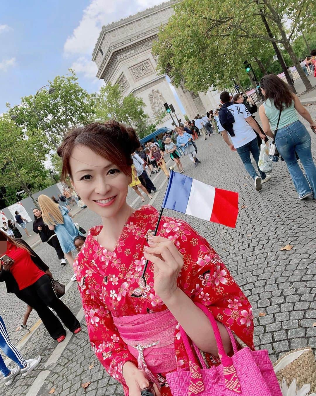 里井真由美さんのインスタグラム写真 - (里井真由美Instagram)「そして、パリに来ました〜♥️🇫🇷  凱旋門で「ツール ド フランス2023」 最終日ゴールを応援でございます〜 🇫🇷🚲🚲🚲  イギリスとパリで2.5泊の弾丸なんだけど😆あちこち張り切ってます♡  。。。  そして　そしてー💛  ちょうど1年後には、 パリでオリンピックが開幕でございます🌍♥️  来年に向けて、多くの方にJANAT紅茶も さとい栗紅茶も、お飲み頂けるよう ますますプロモーション頑張るん🌰🫖☕️  エッフェル塔にご縁のある ジャンナッツ紅茶さん。エッフェル塔の側でエッフェル塔柄のエプロンで張り切っております〜🇫🇷😆💛  @janat_paris  @janatdubai  @kasamarron_cafe   🌰🫖モン活　ヌン活もしてきたので またイギリスもフランスも含めて ご紹介しますね〜🇬🇧🇫🇷🇬🇧🇫🇷  。。。  食を通じて、世界のスポーツや 文化と繋がっていけるようにファイトやねん♡  。。。  今日も素敵な一日をお過ごしくださいね〜  。。。  #フランス#ツールドフランス2023#パリ#凱旋門#里井真由美#JANAT#バリニーズバッグ#👘#着物#ゆかた#着物女子 #japan #paris #凱旋門#kimono #japanesegirl」7月26日 7時31分 - mayumi.satoi