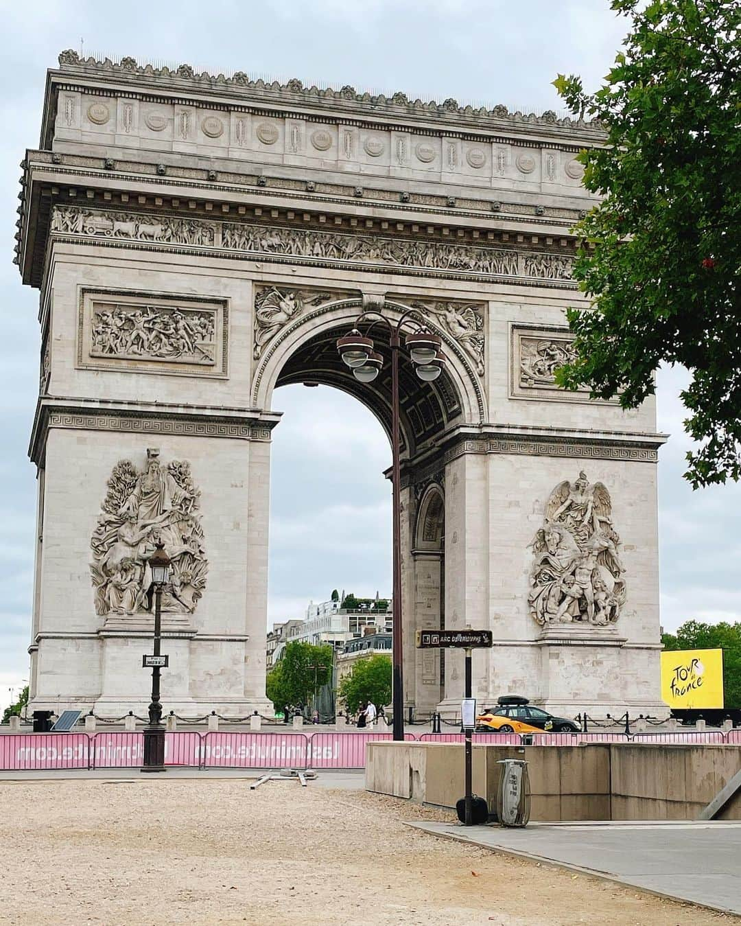 里井真由美さんのインスタグラム写真 - (里井真由美Instagram)「そして、パリに来ました〜♥️🇫🇷  凱旋門で「ツール ド フランス2023」 最終日ゴールを応援でございます〜 🇫🇷🚲🚲🚲  イギリスとパリで2.5泊の弾丸なんだけど😆あちこち張り切ってます♡  。。。  そして　そしてー💛  ちょうど1年後には、 パリでオリンピックが開幕でございます🌍♥️  来年に向けて、多くの方にJANAT紅茶も さとい栗紅茶も、お飲み頂けるよう ますますプロモーション頑張るん🌰🫖☕️  エッフェル塔にご縁のある ジャンナッツ紅茶さん。エッフェル塔の側でエッフェル塔柄のエプロンで張り切っております〜🇫🇷😆💛  @janat_paris  @janatdubai  @kasamarron_cafe   🌰🫖モン活　ヌン活もしてきたので またイギリスもフランスも含めて ご紹介しますね〜🇬🇧🇫🇷🇬🇧🇫🇷  。。。  食を通じて、世界のスポーツや 文化と繋がっていけるようにファイトやねん♡  。。。  今日も素敵な一日をお過ごしくださいね〜  。。。  #フランス#ツールドフランス2023#パリ#凱旋門#里井真由美#JANAT#バリニーズバッグ#👘#着物#ゆかた#着物女子 #japan #paris #凱旋門#kimono #japanesegirl」7月26日 7時31分 - mayumi.satoi